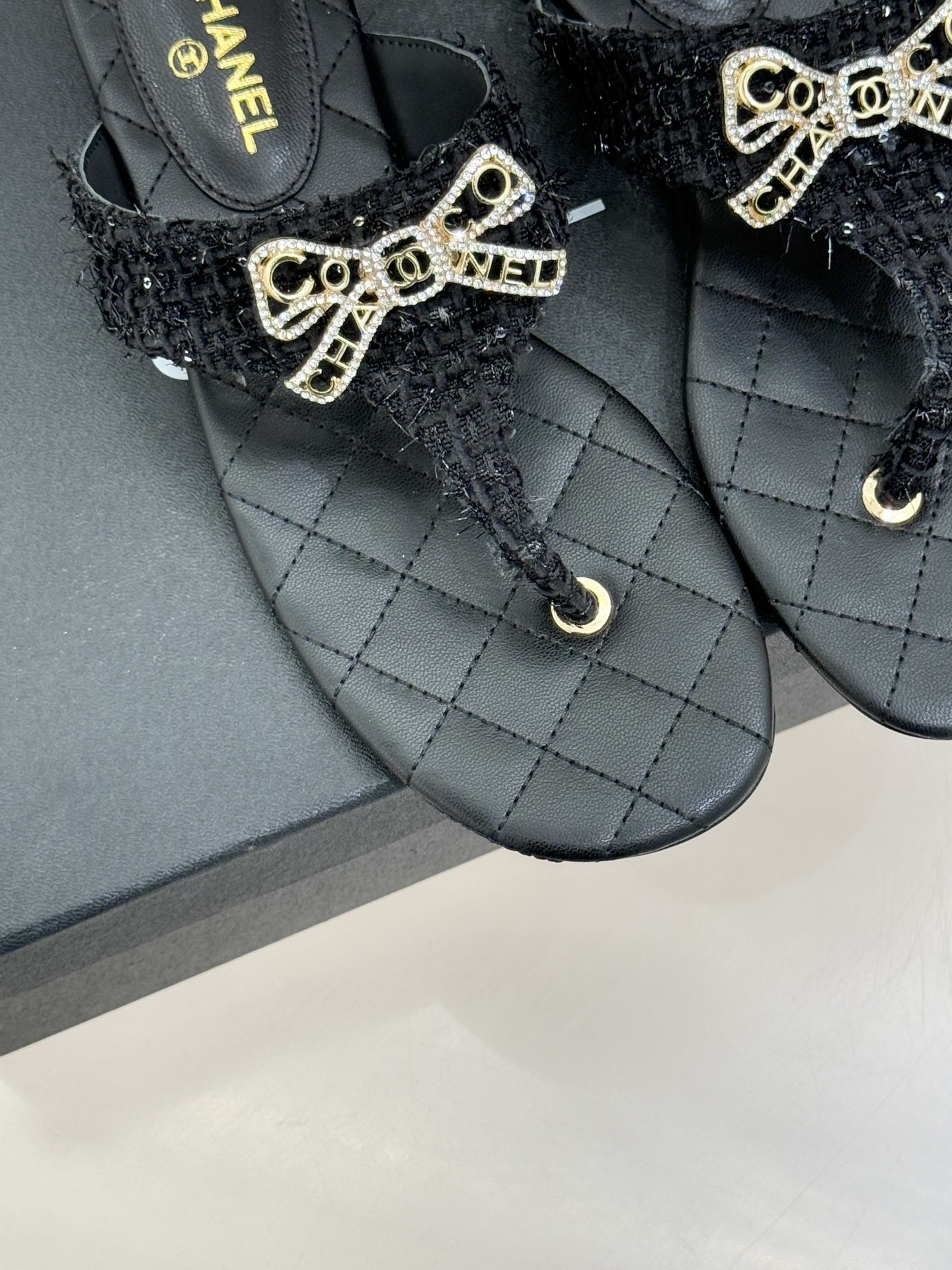 CHANE*｜小香经典水钻双C蝴蝶结平底夹脚人字拖鞋当经典水钻双C遇上灵动金属蝴蝶结这双拖鞋便成了优雅与