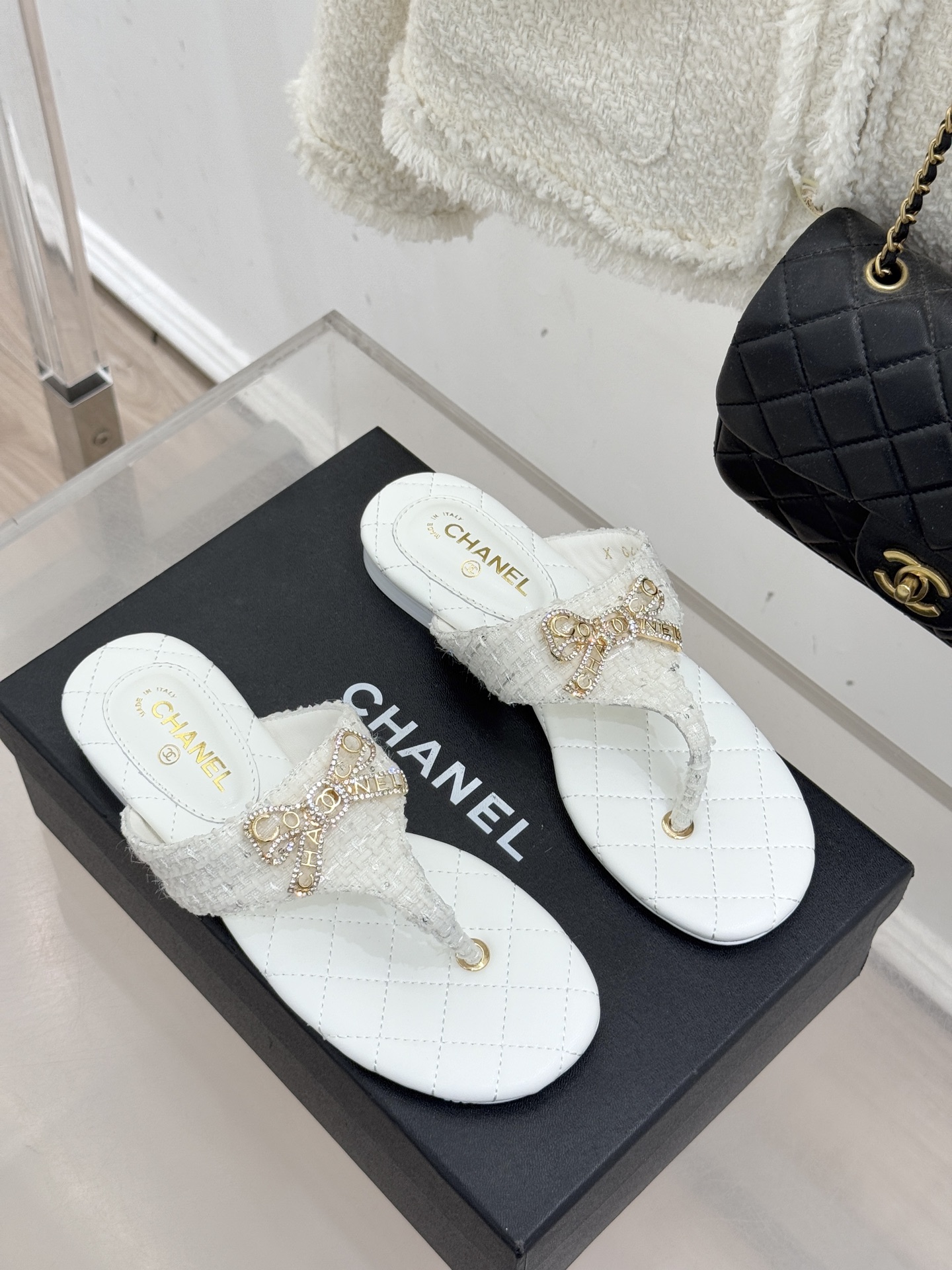 CHANE*｜小香经典水钻双C蝴蝶结平底夹脚人字拖鞋当经典水钻双C遇上灵动金属蝴蝶结这双拖鞋便成了优雅与