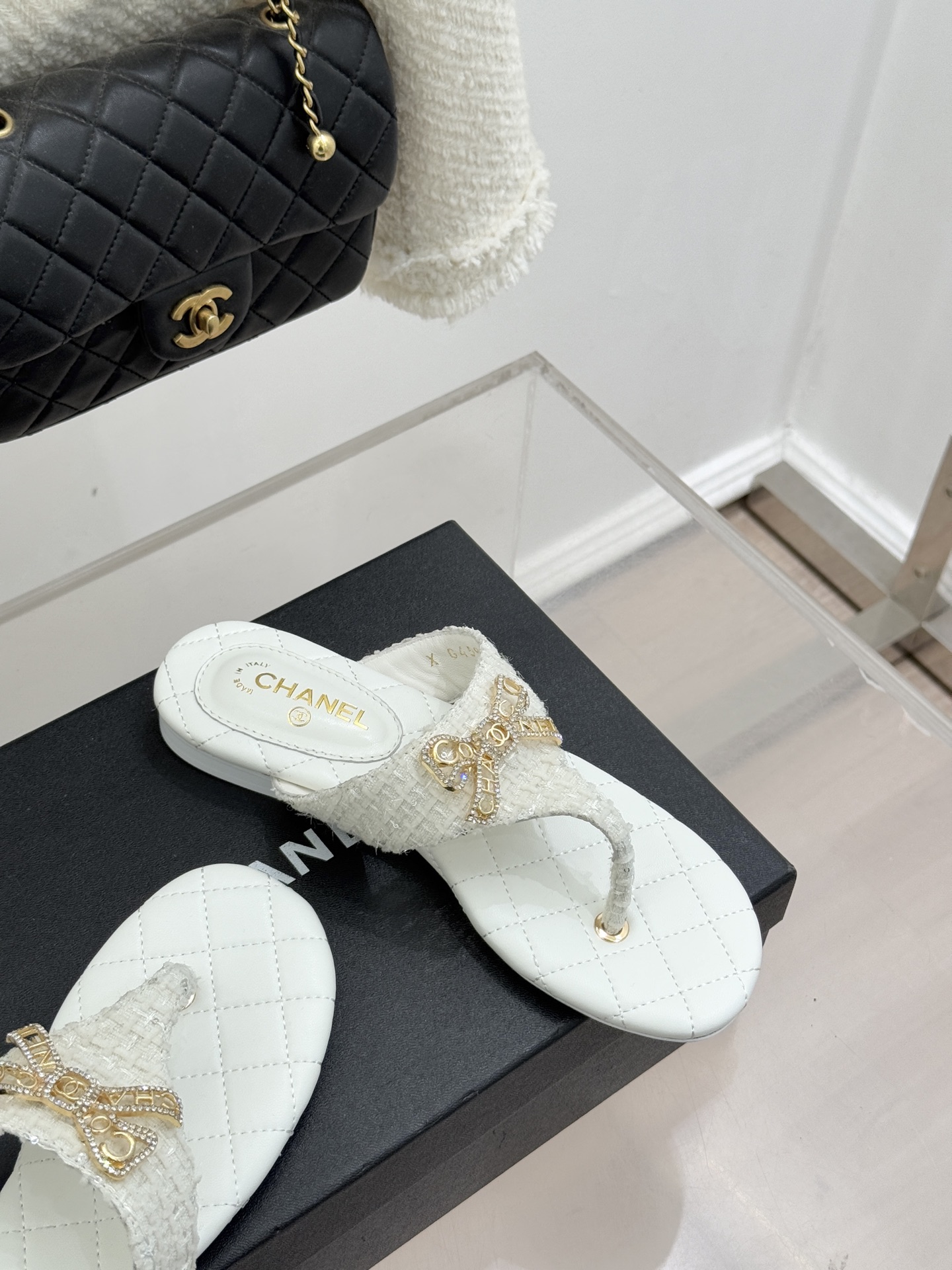 CHANE*｜小香经典水钻双C蝴蝶结平底夹脚人字拖鞋当经典水钻双C遇上灵动金属蝴蝶结这双拖鞋便成了优雅与