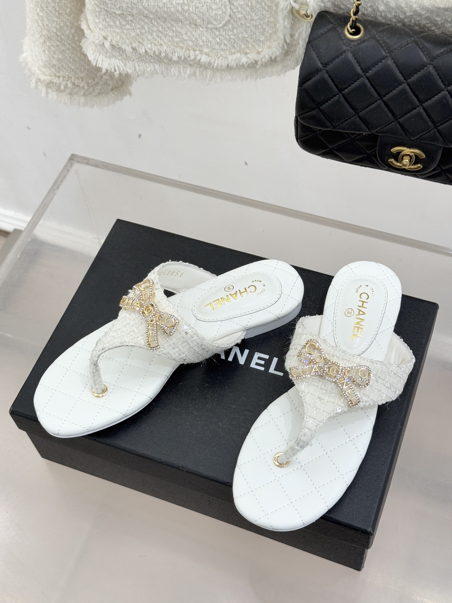 CHANE*｜小香经典水钻双C蝴蝶结平底夹脚人字拖鞋当经典水钻双C遇上灵动金属蝴蝶结这双拖鞋便成了优雅与