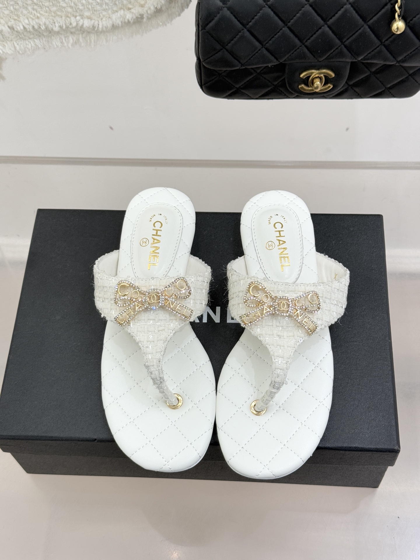 CHANE*｜小香经典水钻双C蝴蝶结平底夹脚人字拖鞋当经典水钻双C遇上灵动金属蝴蝶结这双拖鞋便成了优雅与