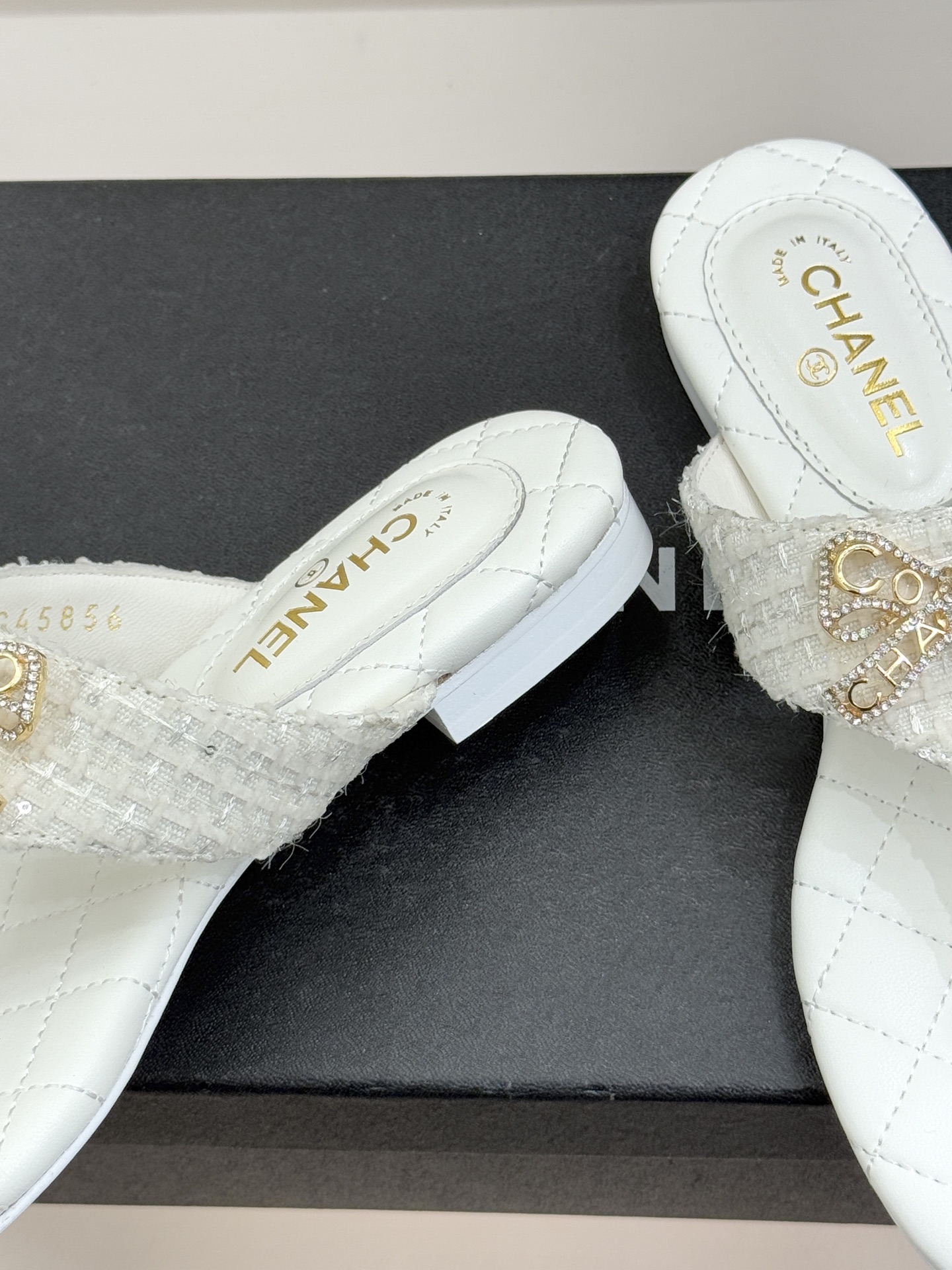 CHANE*｜小香经典水钻双C蝴蝶结平底夹脚人字拖鞋当经典水钻双C遇上灵动金属蝴蝶结这双拖鞋便成了优雅与