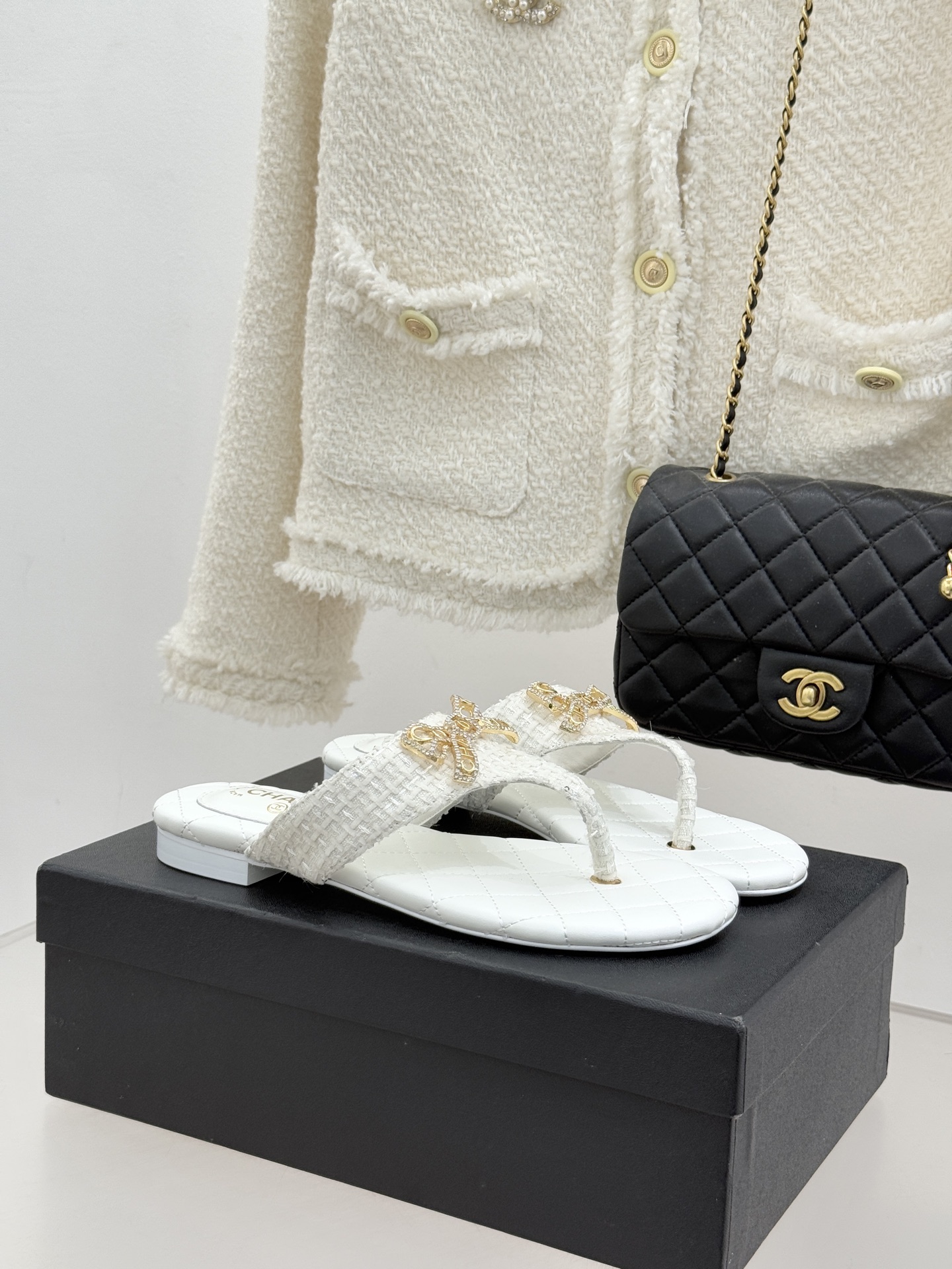 CHANE*｜小香经典水钻双C蝴蝶结平底夹脚人字拖鞋当经典水钻双C遇上灵动金属蝴蝶结这双拖鞋便成了优雅与