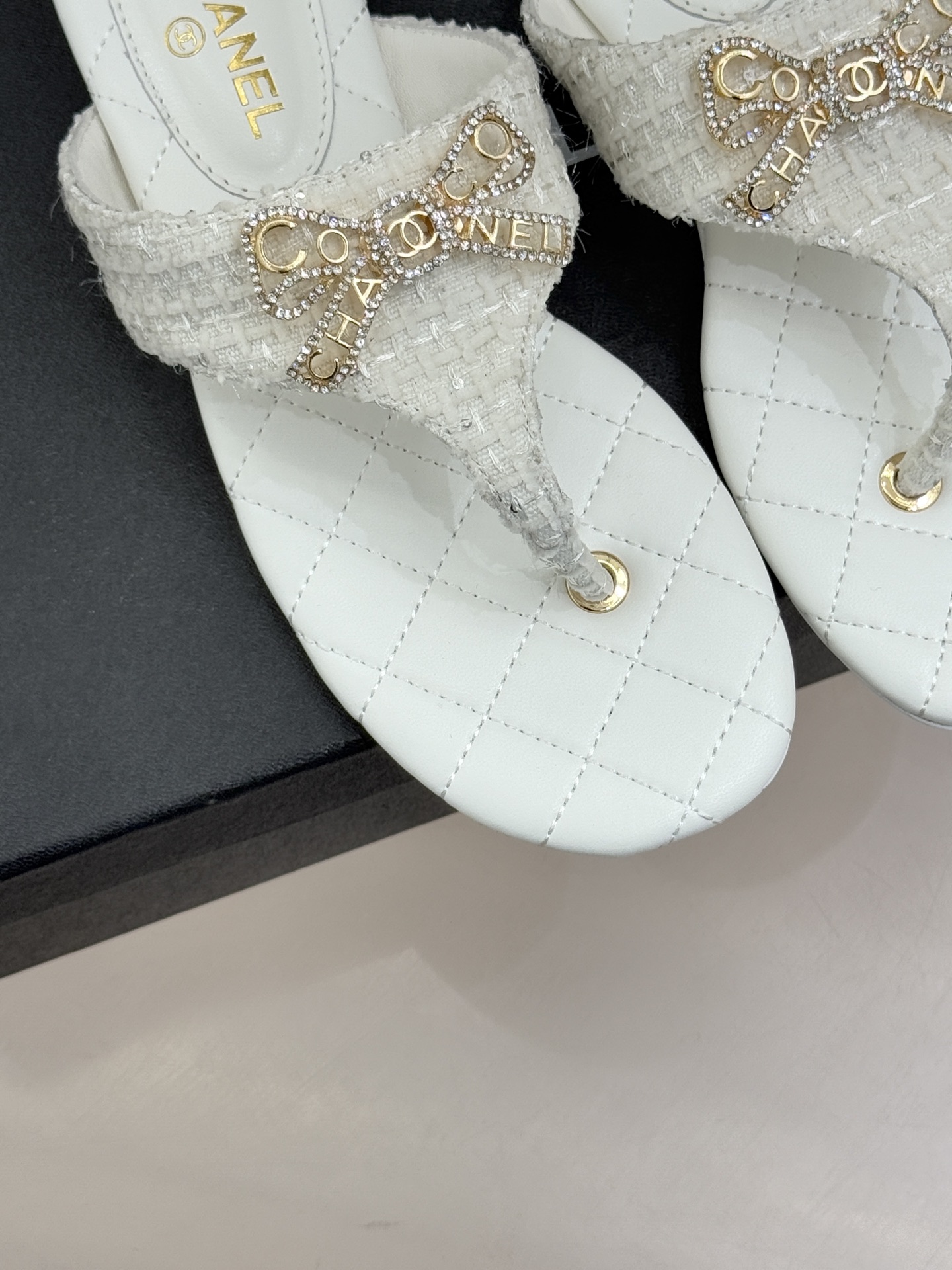 CHANE*｜小香经典水钻双C蝴蝶结平底夹脚人字拖鞋当经典水钻双C遇上灵动金属蝴蝶结这双拖鞋便成了优雅与