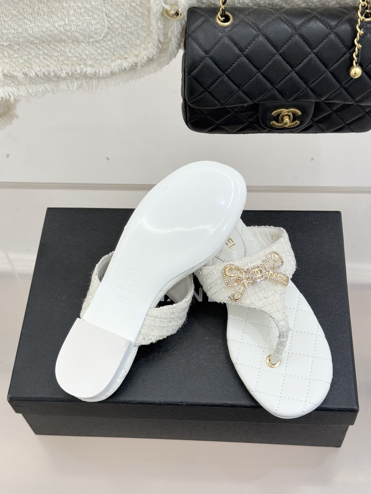 CHANE*｜小香经典水钻双C蝴蝶结平底夹脚人字拖鞋当经典水钻双C遇上灵动金属蝴蝶结这双拖鞋便成了优雅与