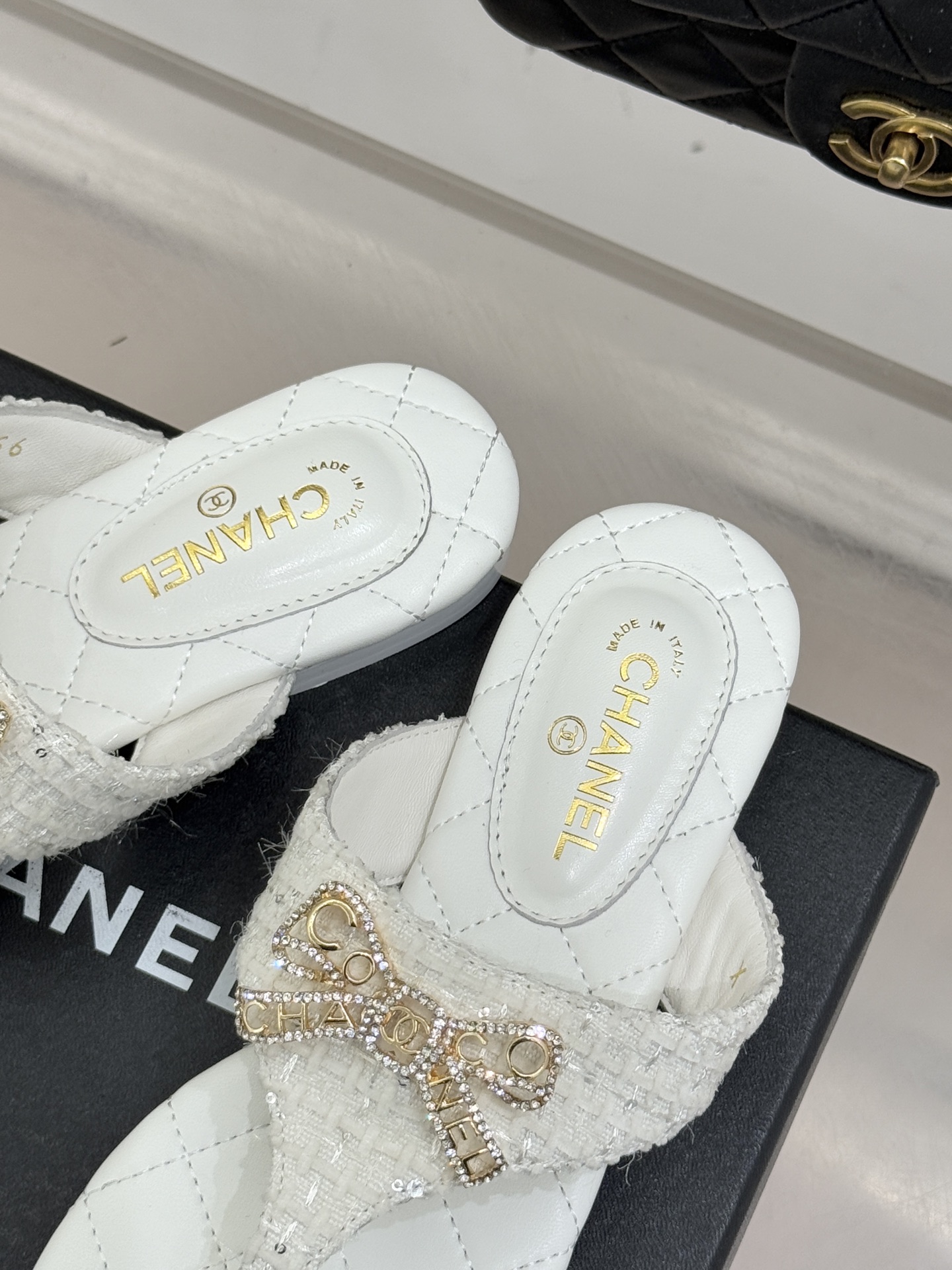 CHANE*｜小香经典水钻双C蝴蝶结平底夹脚人字拖鞋当经典水钻双C遇上灵动金属蝴蝶结这双拖鞋便成了优雅与