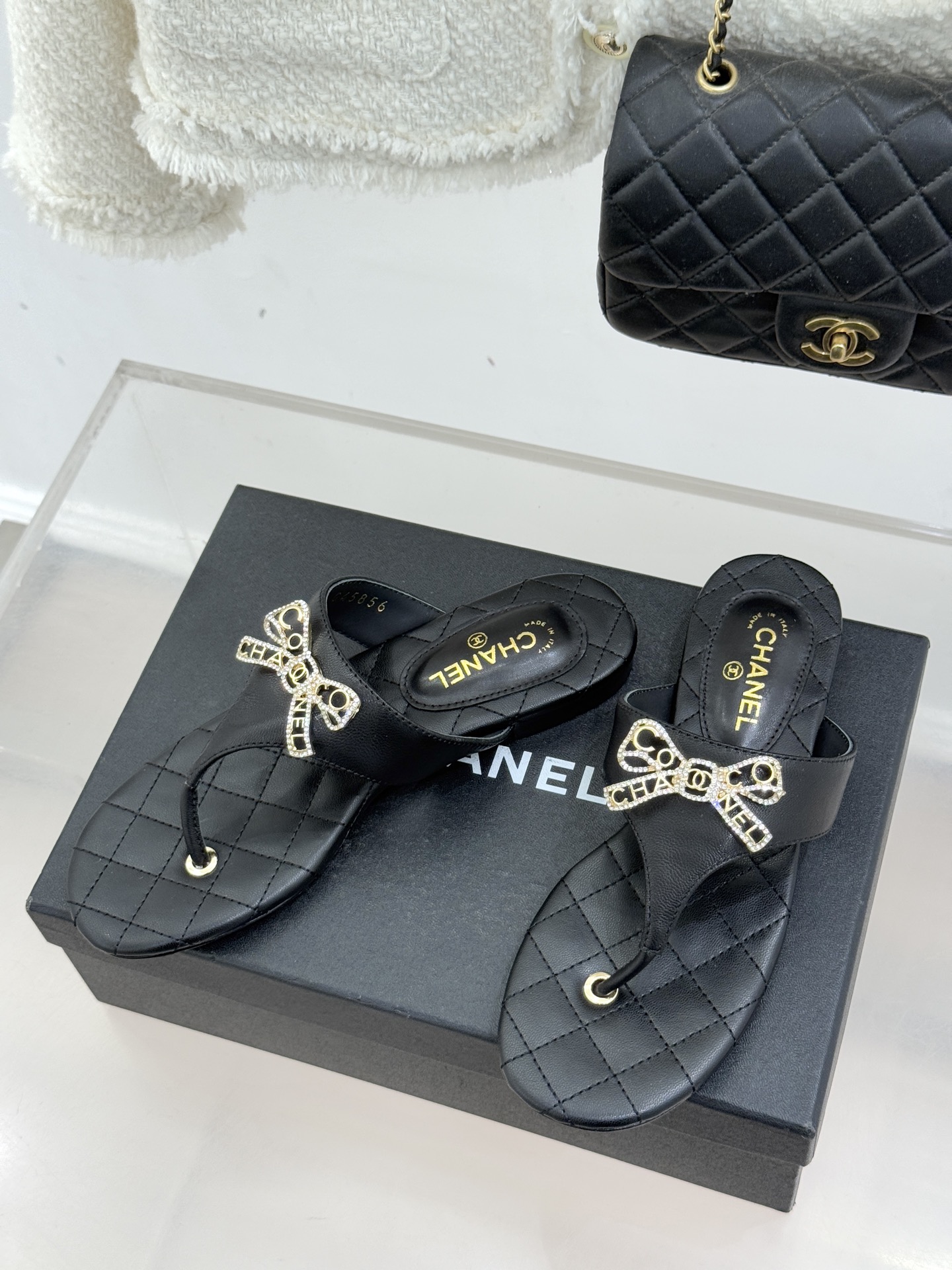 CHANE*｜小香经典水钻双C蝴蝶结平底夹脚人字拖鞋当经典水钻双C遇上灵动金属蝴蝶结这双拖鞋便成了优雅与