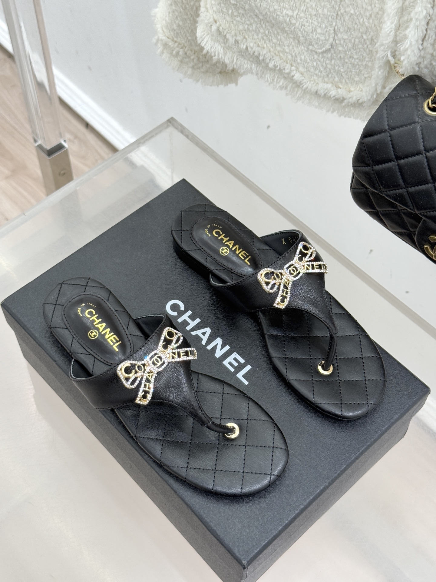 CHANE*｜小香经典水钻双C蝴蝶结平底夹脚人字拖鞋当经典水钻双C遇上灵动金属蝴蝶结这双拖鞋便成了优雅与