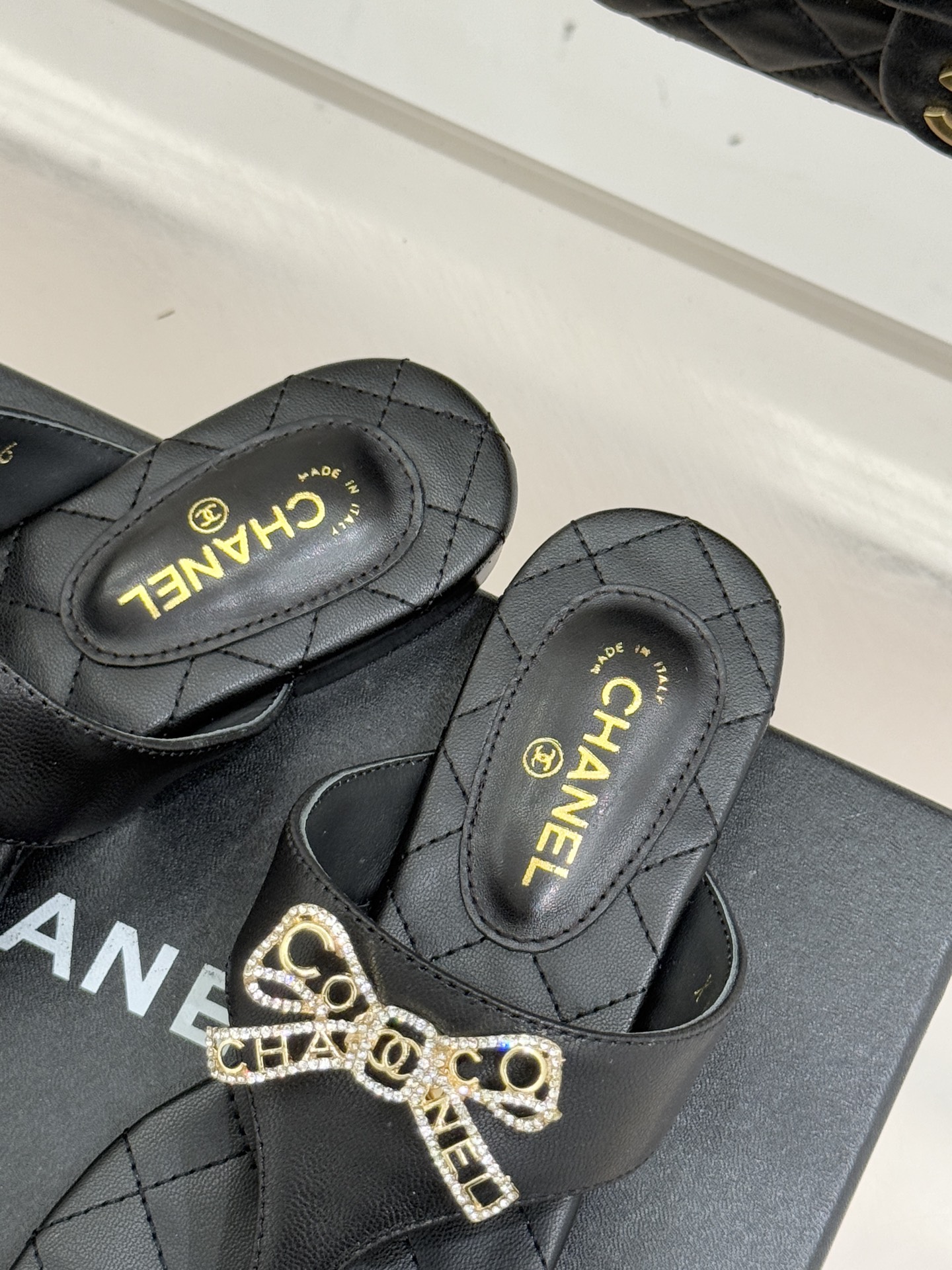 CHANE*｜小香经典水钻双C蝴蝶结平底夹脚人字拖鞋当经典水钻双C遇上灵动金属蝴蝶结这双拖鞋便成了优雅与