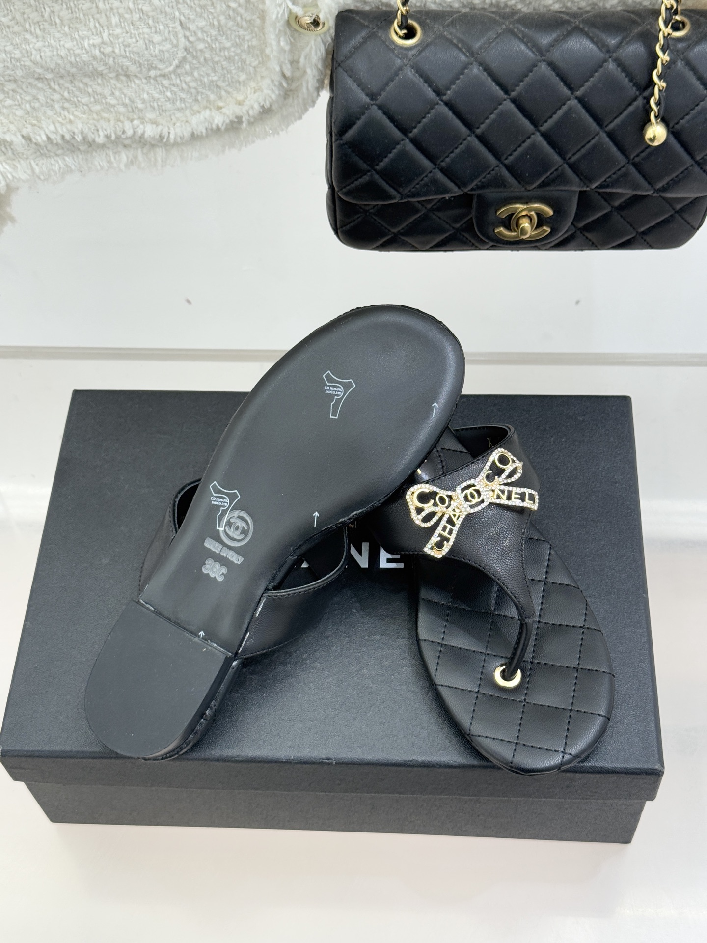 CHANE*｜小香经典水钻双C蝴蝶结平底夹脚人字拖鞋当经典水钻双C遇上灵动金属蝴蝶结这双拖鞋便成了优雅与