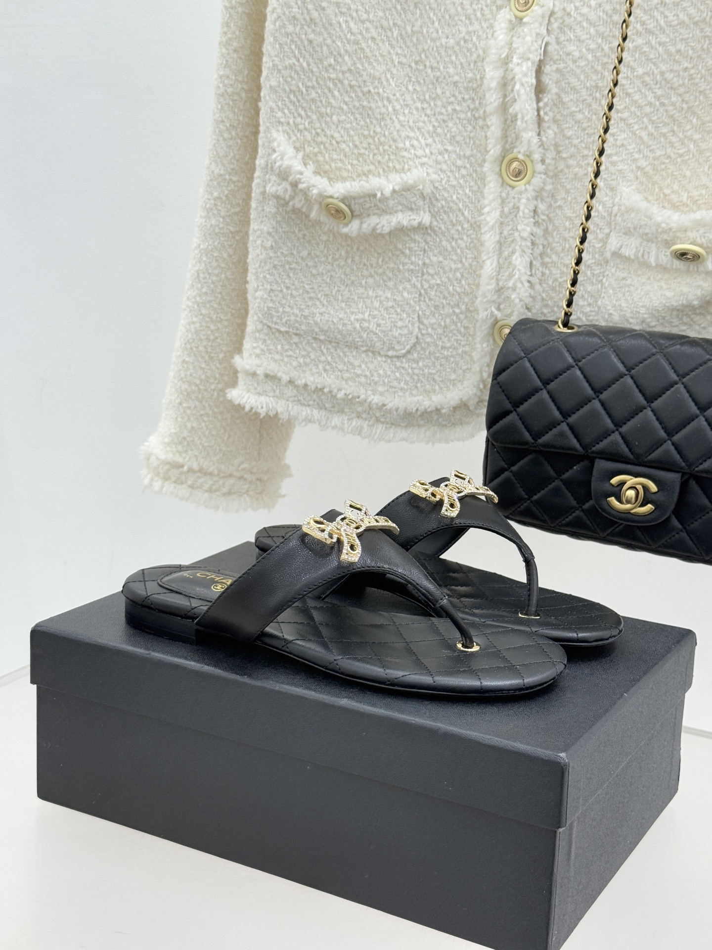 CHANE*｜小香经典水钻双C蝴蝶结平底夹脚人字拖鞋当经典水钻双C遇上灵动金属蝴蝶结这双拖鞋便成了优雅与