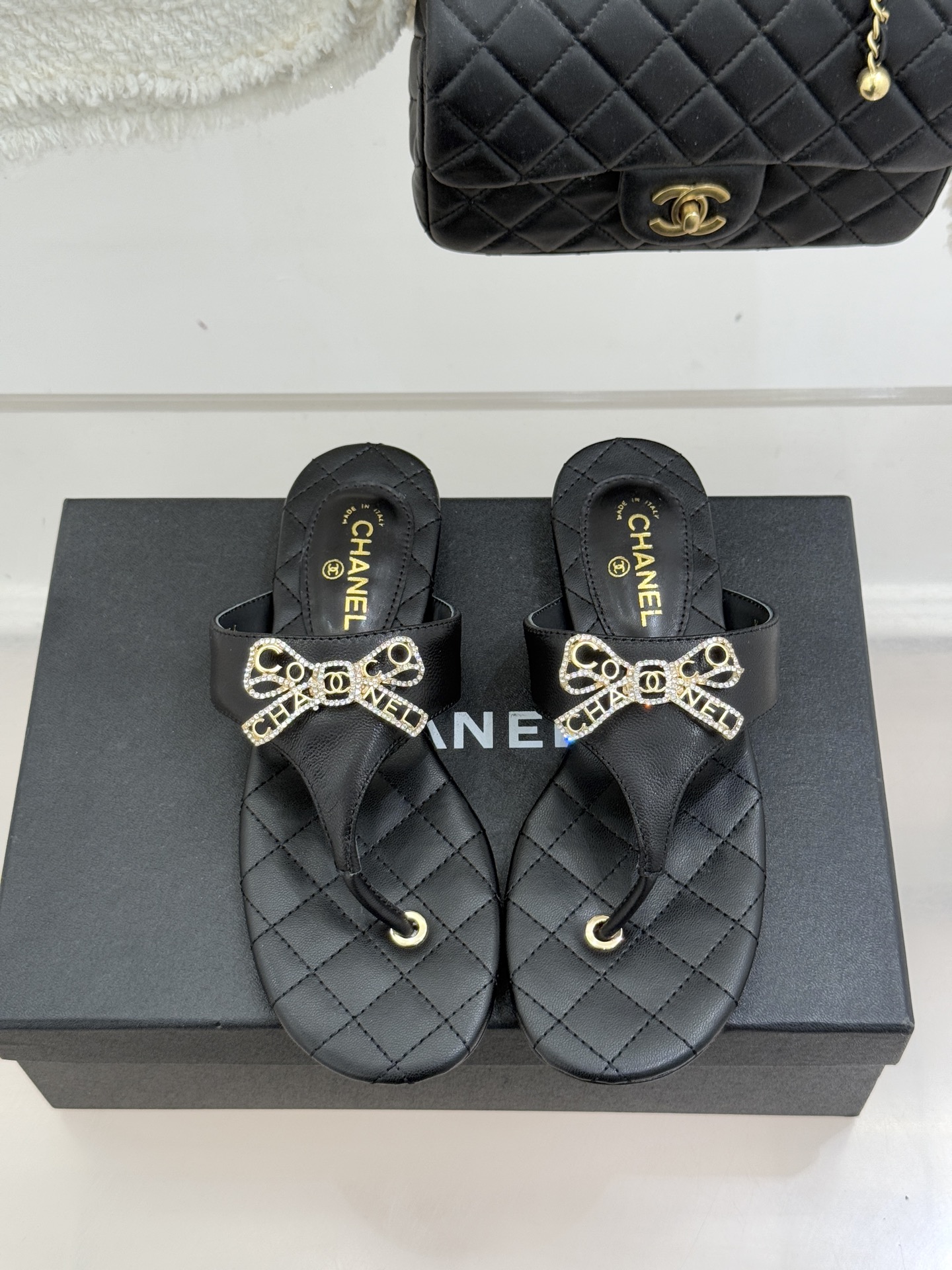 CHANE*｜小香经典水钻双C蝴蝶结平底夹脚人字拖鞋当经典水钻双C遇上灵动金属蝴蝶结这双拖鞋便成了优雅与