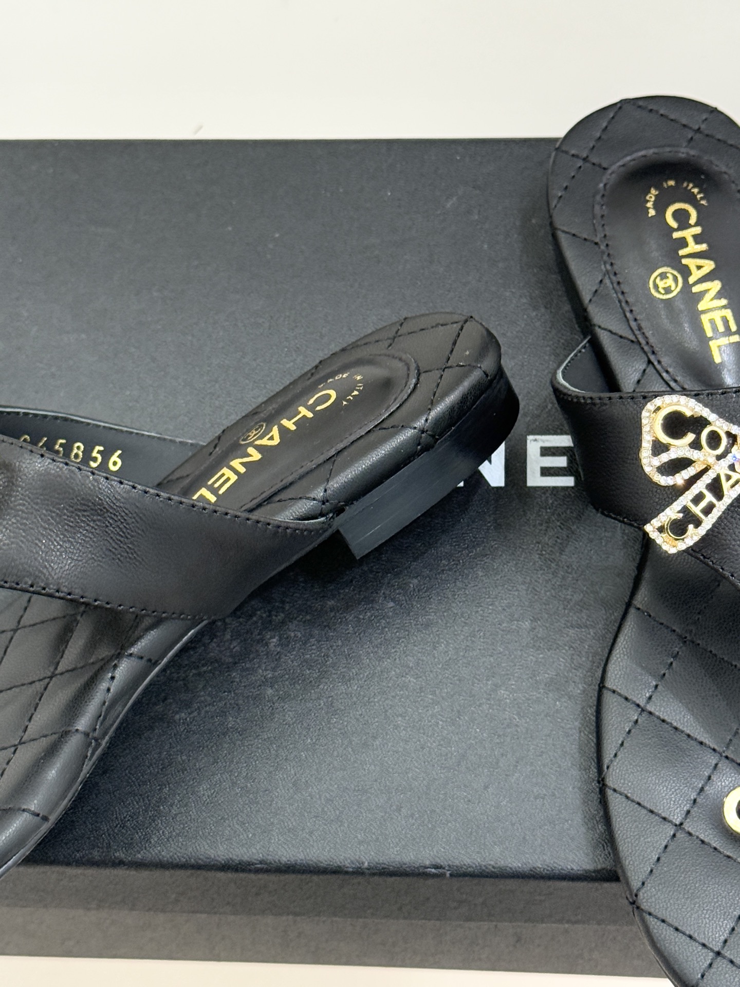 CHANE*｜小香经典水钻双C蝴蝶结平底夹脚人字拖鞋当经典水钻双C遇上灵动金属蝴蝶结这双拖鞋便成了优雅与