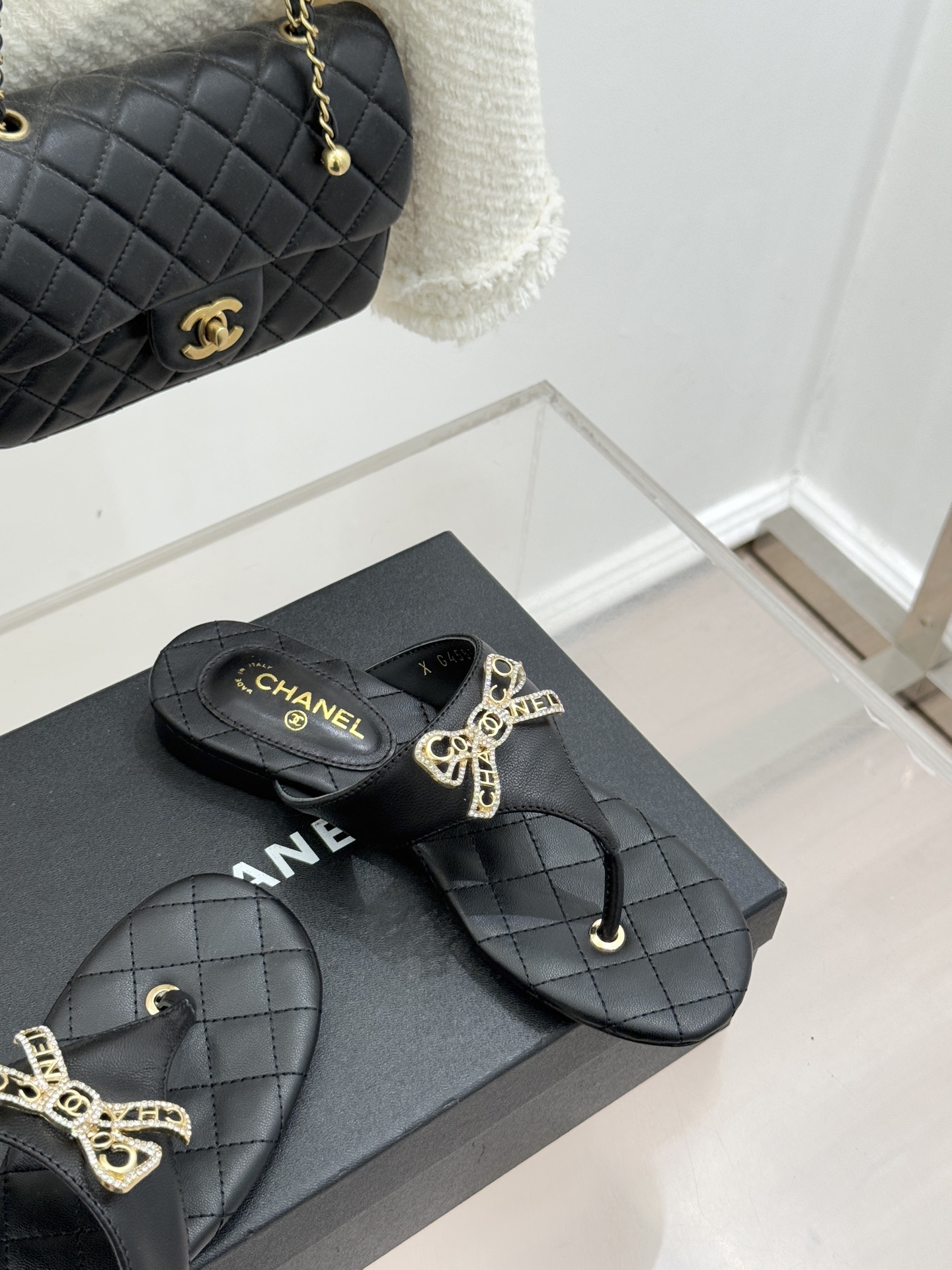 CHANE*｜小香经典水钻双C蝴蝶结平底夹脚人字拖鞋当经典水钻双C遇上灵动金属蝴蝶结这双拖鞋便成了优雅与