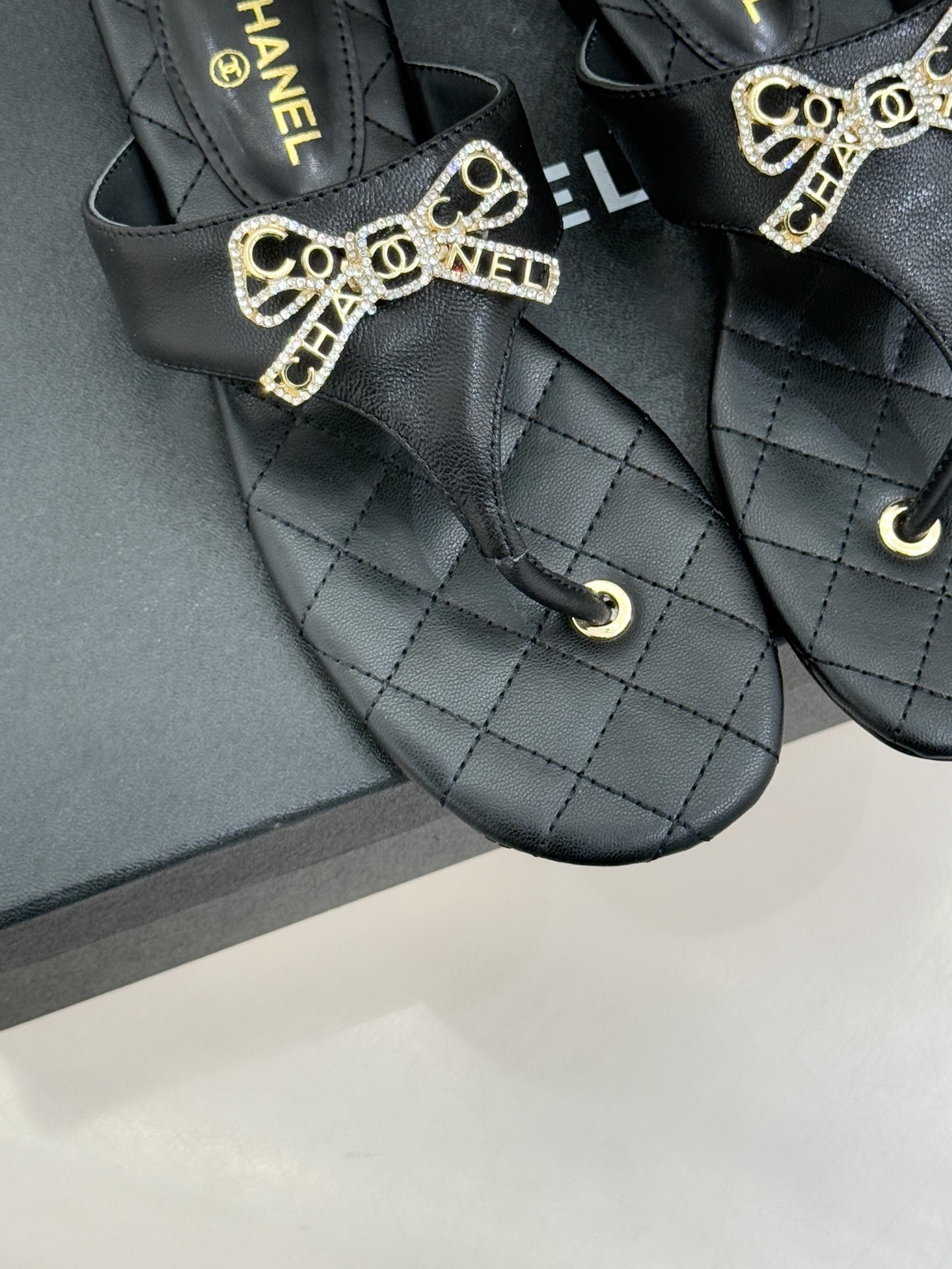 CHANE*｜小香经典水钻双C蝴蝶结平底夹脚人字拖鞋当经典水钻双C遇上灵动金属蝴蝶结这双拖鞋便成了优雅与