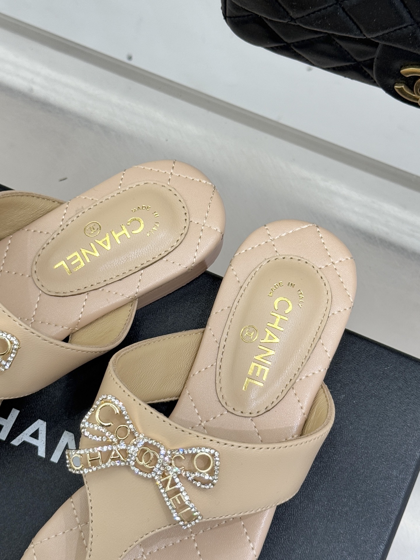 CHANE*｜小香经典水钻双C蝴蝶结平底夹脚人字拖鞋当经典水钻双C遇上灵动金属蝴蝶结这双拖鞋便成了优雅与