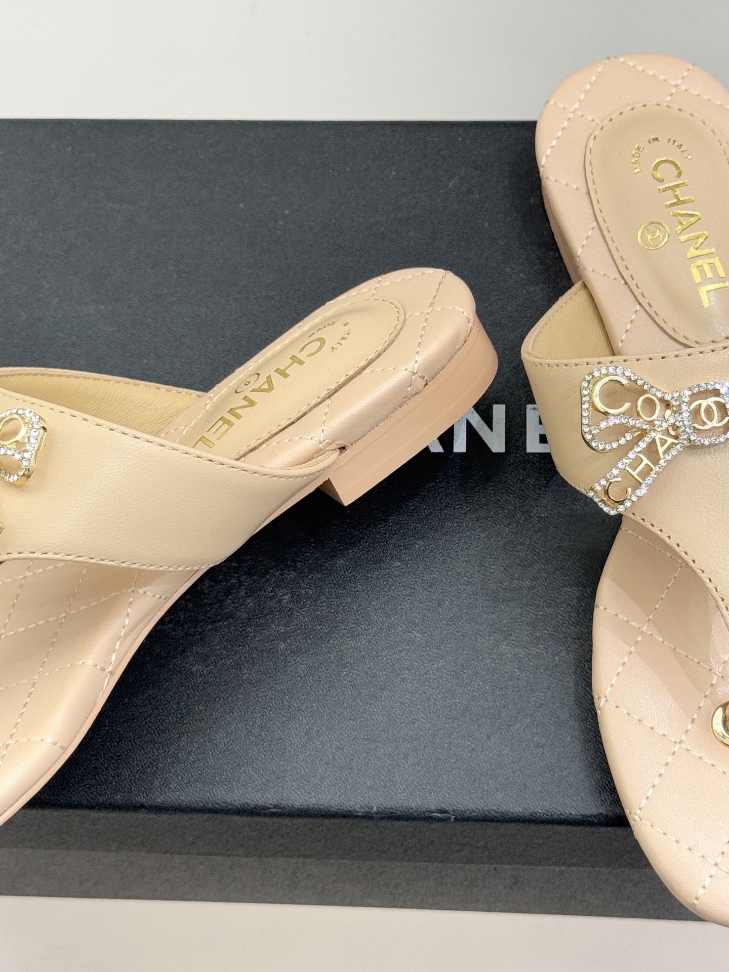 CHANE*｜小香经典水钻双C蝴蝶结平底夹脚人字拖鞋当经典水钻双C遇上灵动金属蝴蝶结这双拖鞋便成了优雅与