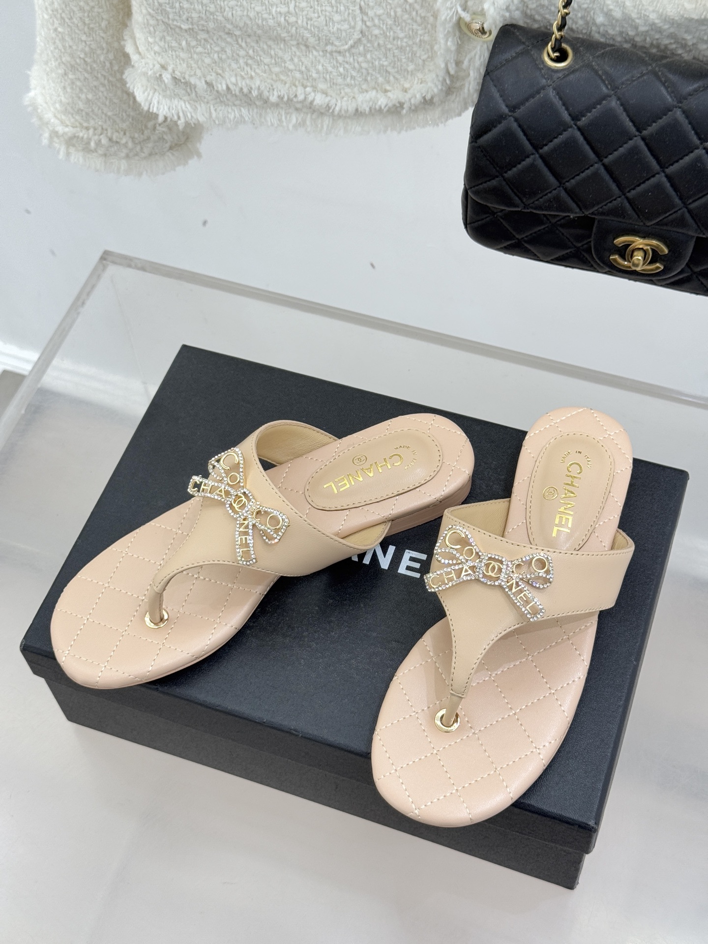 CHANE*｜小香经典水钻双C蝴蝶结平底夹脚人字拖鞋当经典水钻双C遇上灵动金属蝴蝶结这双拖鞋便成了优雅与