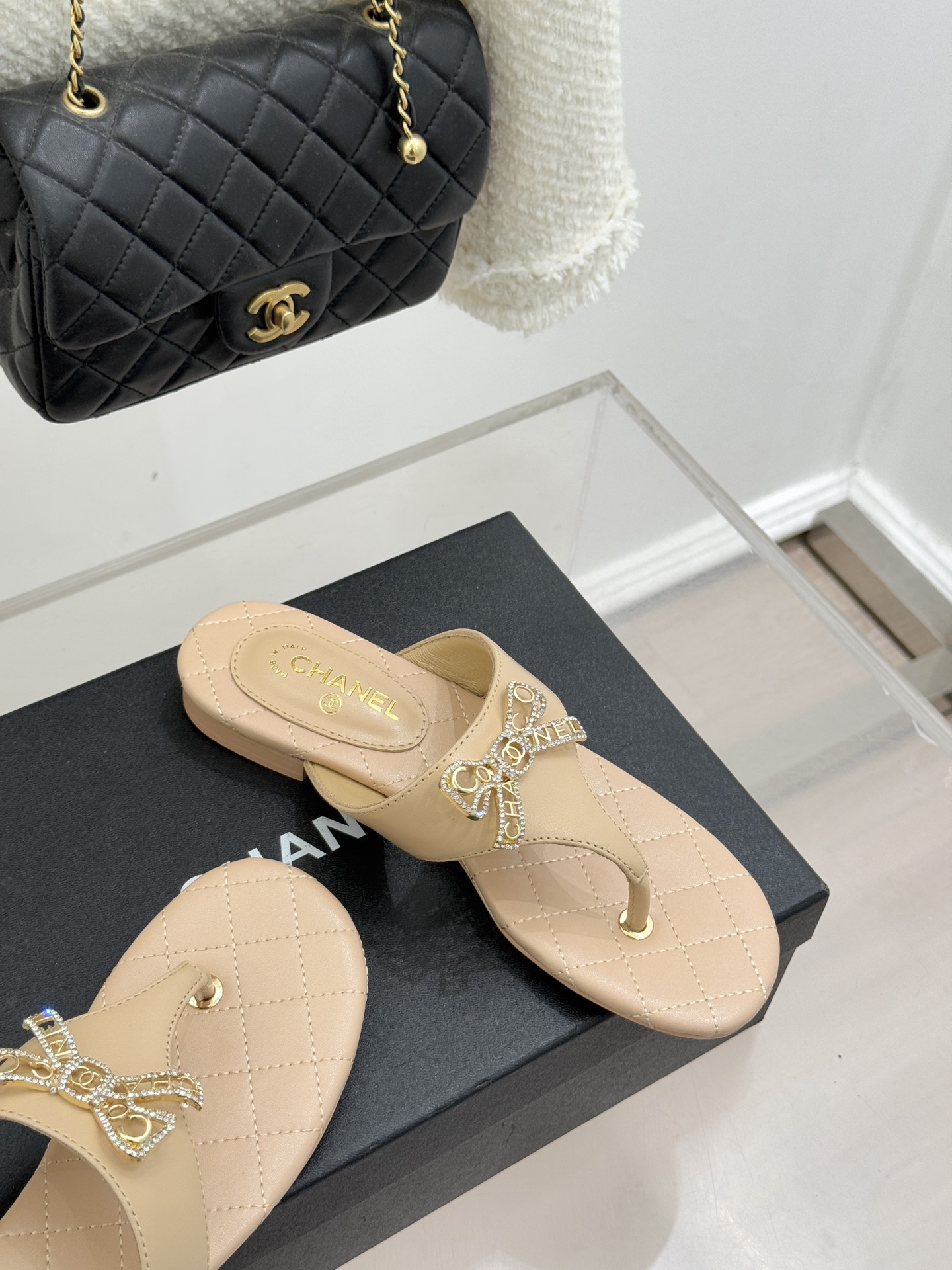 CHANE*｜小香经典水钻双C蝴蝶结平底夹脚人字拖鞋当经典水钻双C遇上灵动金属蝴蝶结这双拖鞋便成了优雅与