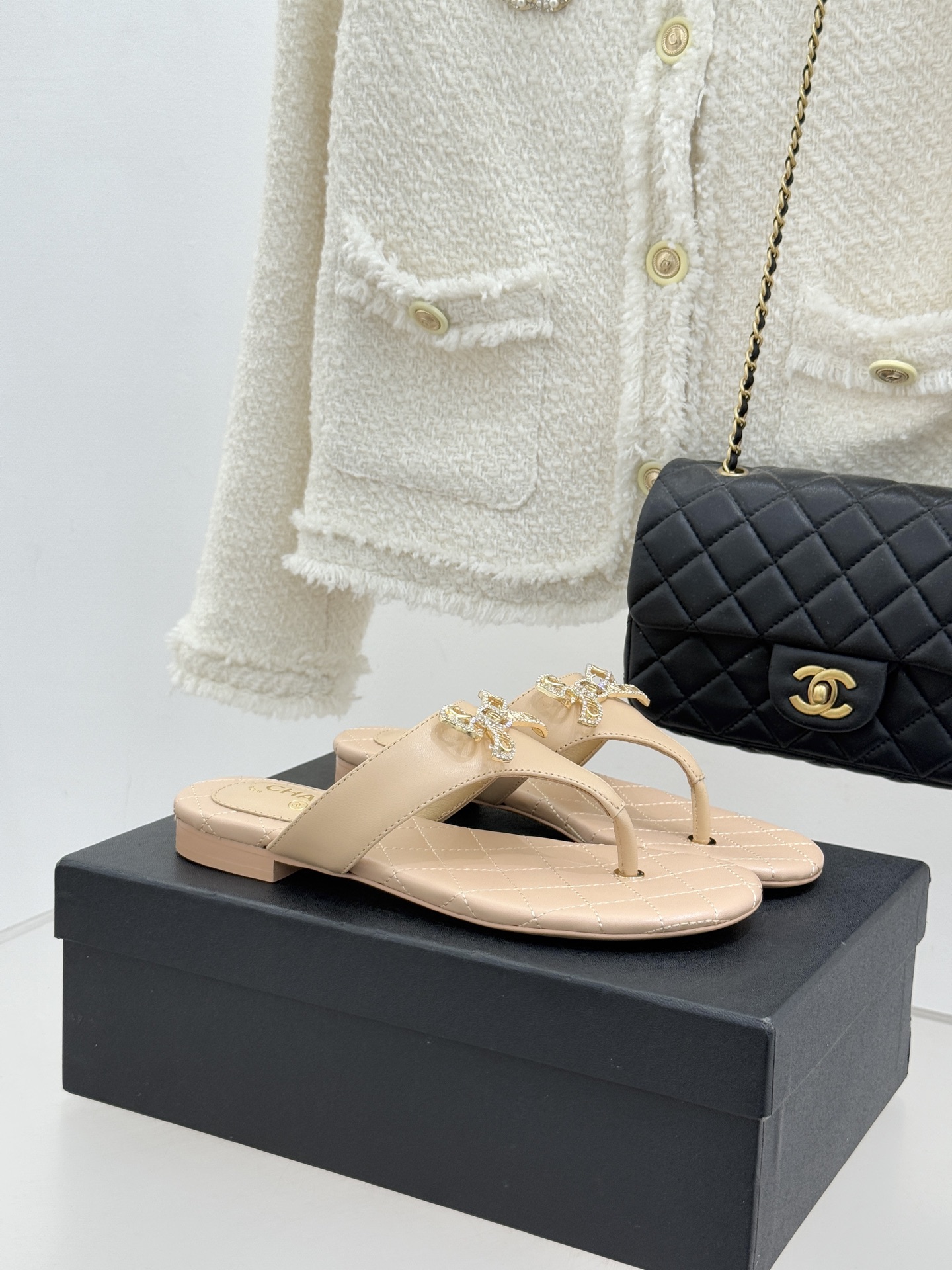 CHANE*｜小香经典水钻双C蝴蝶结平底夹脚人字拖鞋当经典水钻双C遇上灵动金属蝴蝶结这双拖鞋便成了优雅与