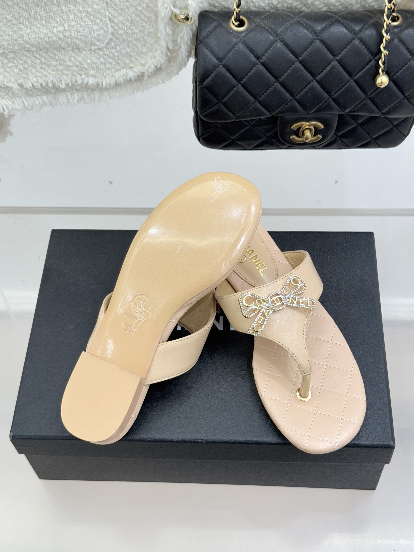 CHANE*｜小香经典水钻双C蝴蝶结平底夹脚人字拖鞋当经典水钻双C遇上灵动金属蝴蝶结这双拖鞋便成了优雅与