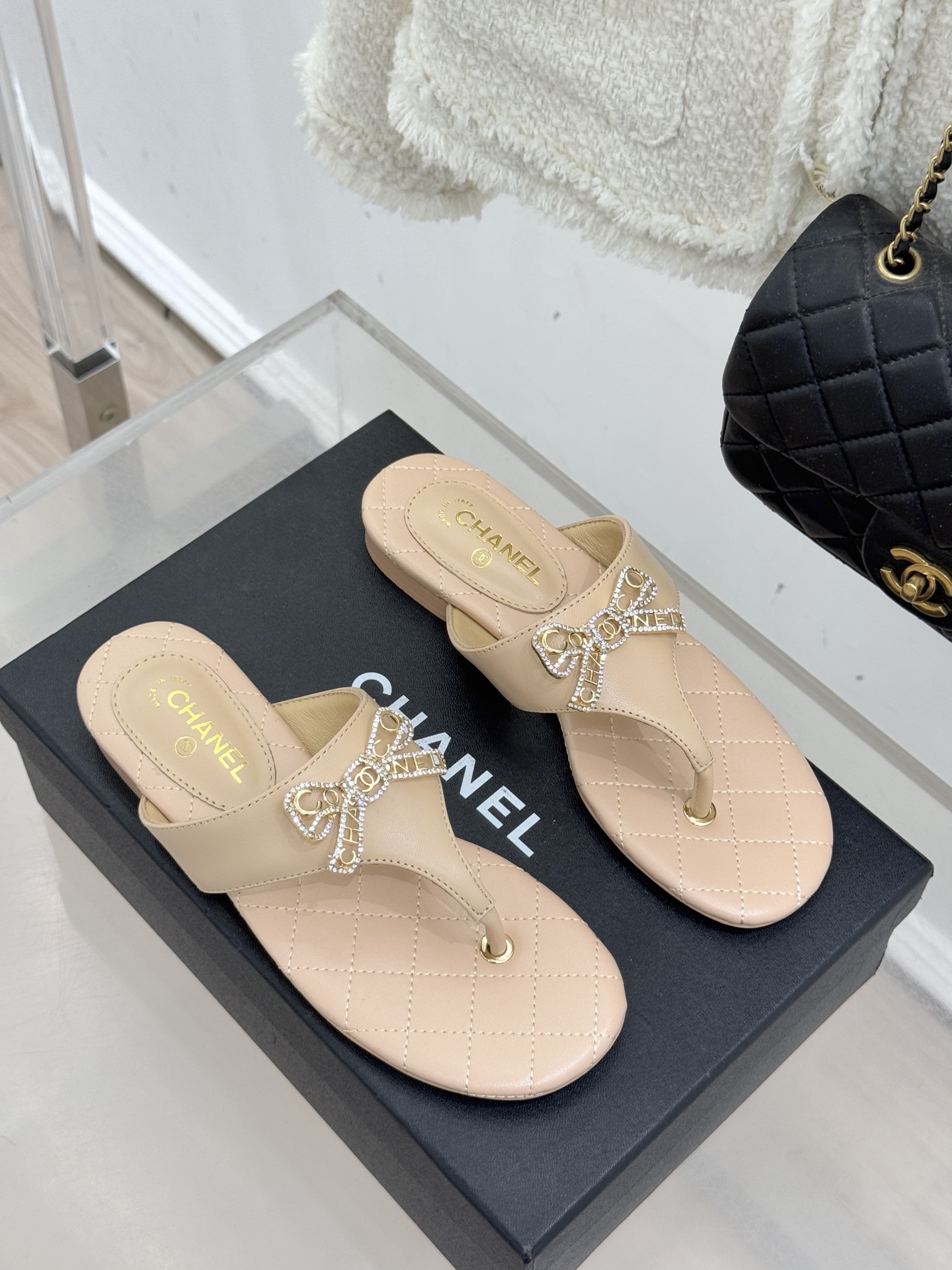 CHANE*｜小香经典水钻双C蝴蝶结平底夹脚人字拖鞋当经典水钻双C遇上灵动金属蝴蝶结这双拖鞋便成了优雅与