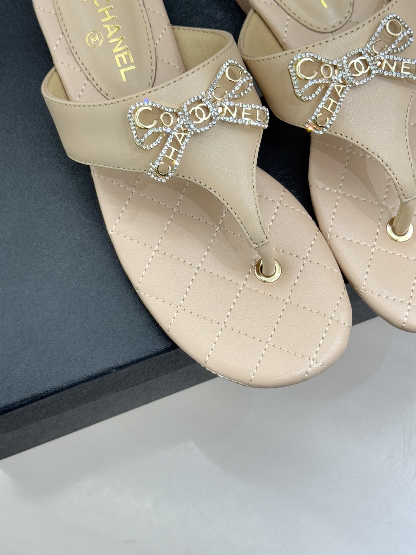 CHANE*｜小香经典水钻双C蝴蝶结平底夹脚人字拖鞋当经典水钻双C遇上灵动金属蝴蝶结这双拖鞋便成了优雅与