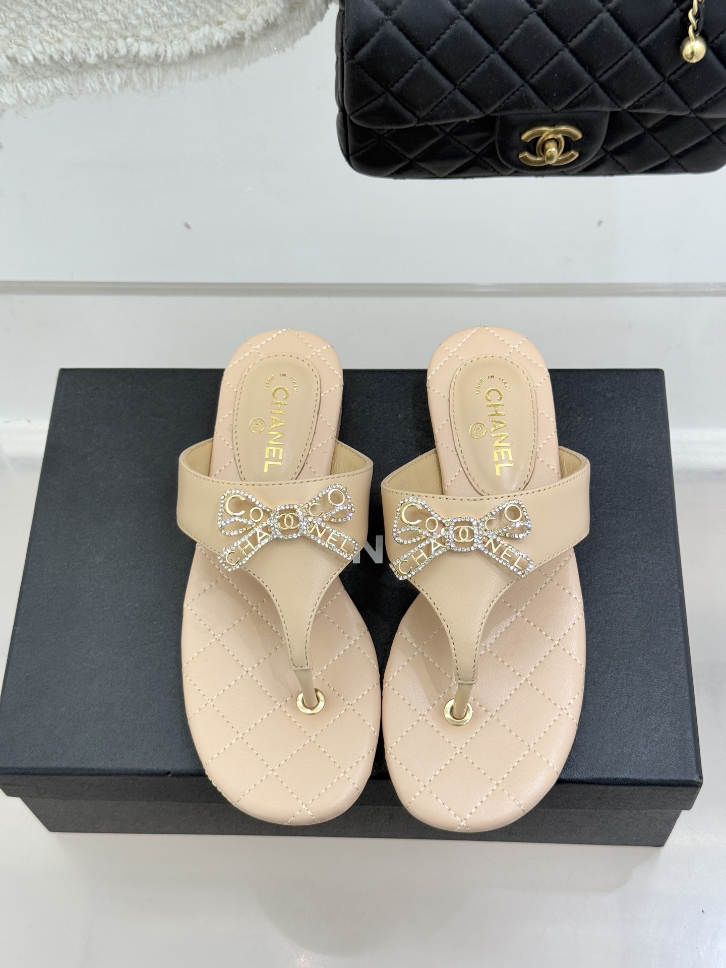 CHANE*｜小香经典水钻双C蝴蝶结平底夹脚人字拖鞋当经典水钻双C遇上灵动金属蝴蝶结这双拖鞋便成了优雅与