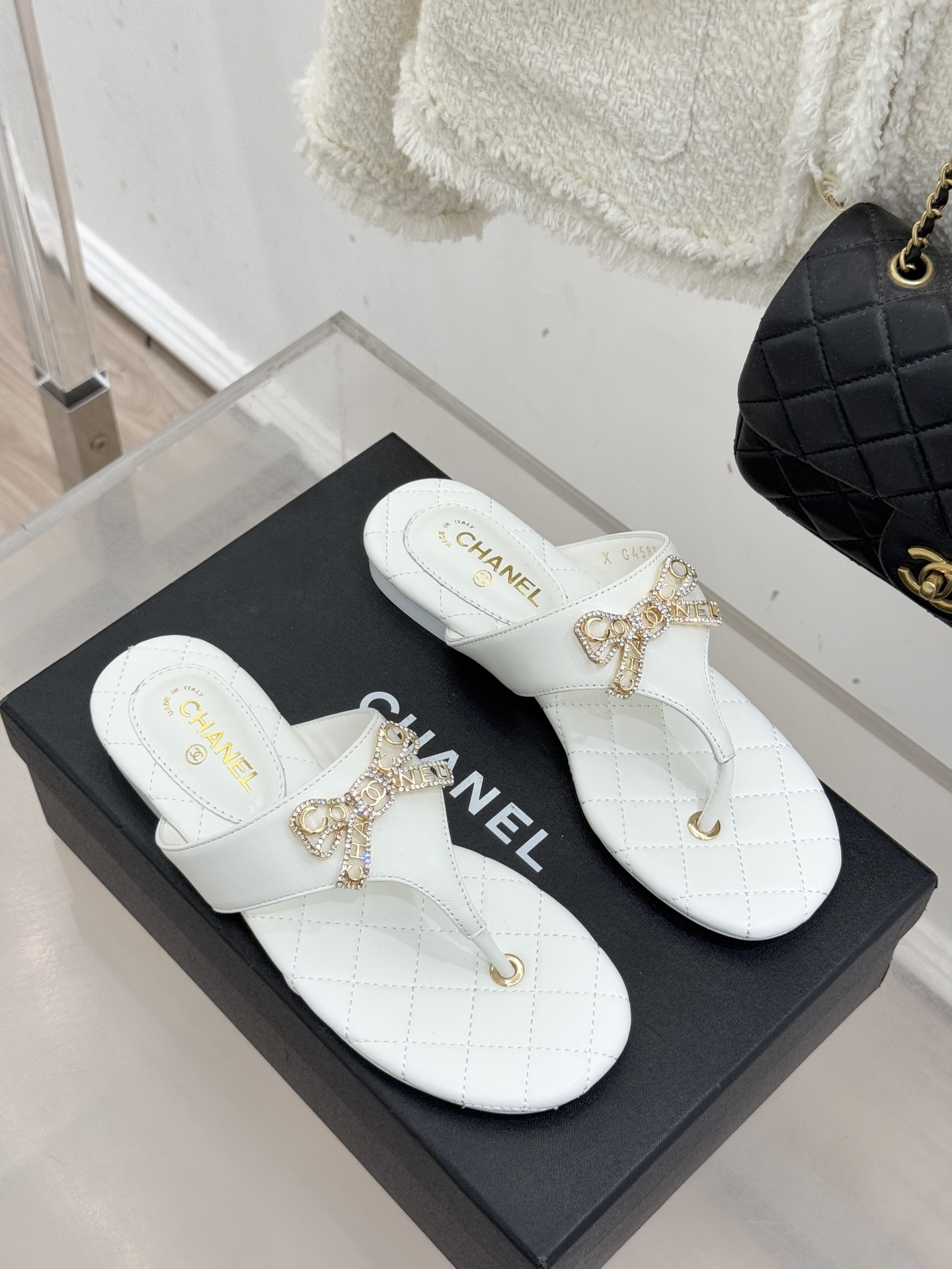 CHANE*｜小香经典水钻双C蝴蝶结平底夹脚人字拖鞋当经典水钻双C遇上灵动金属蝴蝶结这双拖鞋便成了优雅与