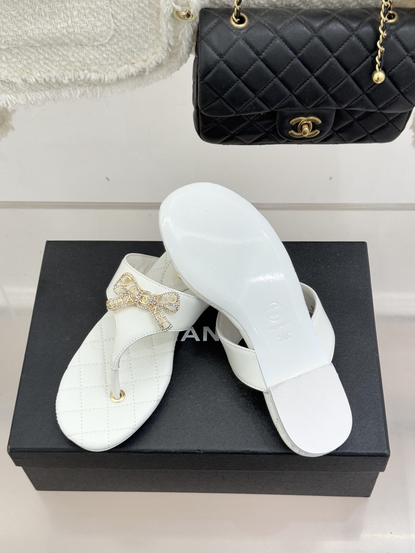 CHANE*｜小香经典水钻双C蝴蝶结平底夹脚人字拖鞋当经典水钻双C遇上灵动金属蝴蝶结这双拖鞋便成了优雅与