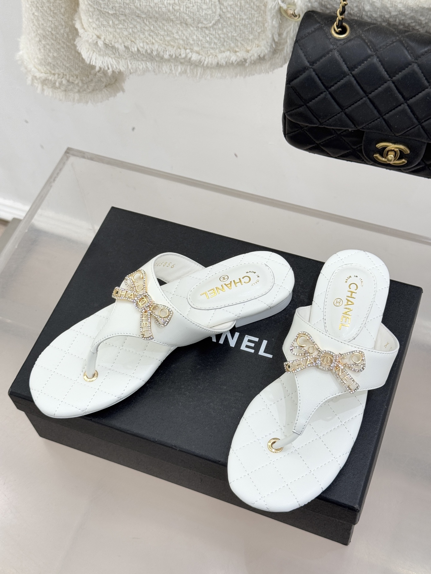 CHANE*｜小香经典水钻双C蝴蝶结平底夹脚人字拖鞋当经典水钻双C遇上灵动金属蝴蝶结这双拖鞋便成了优雅与