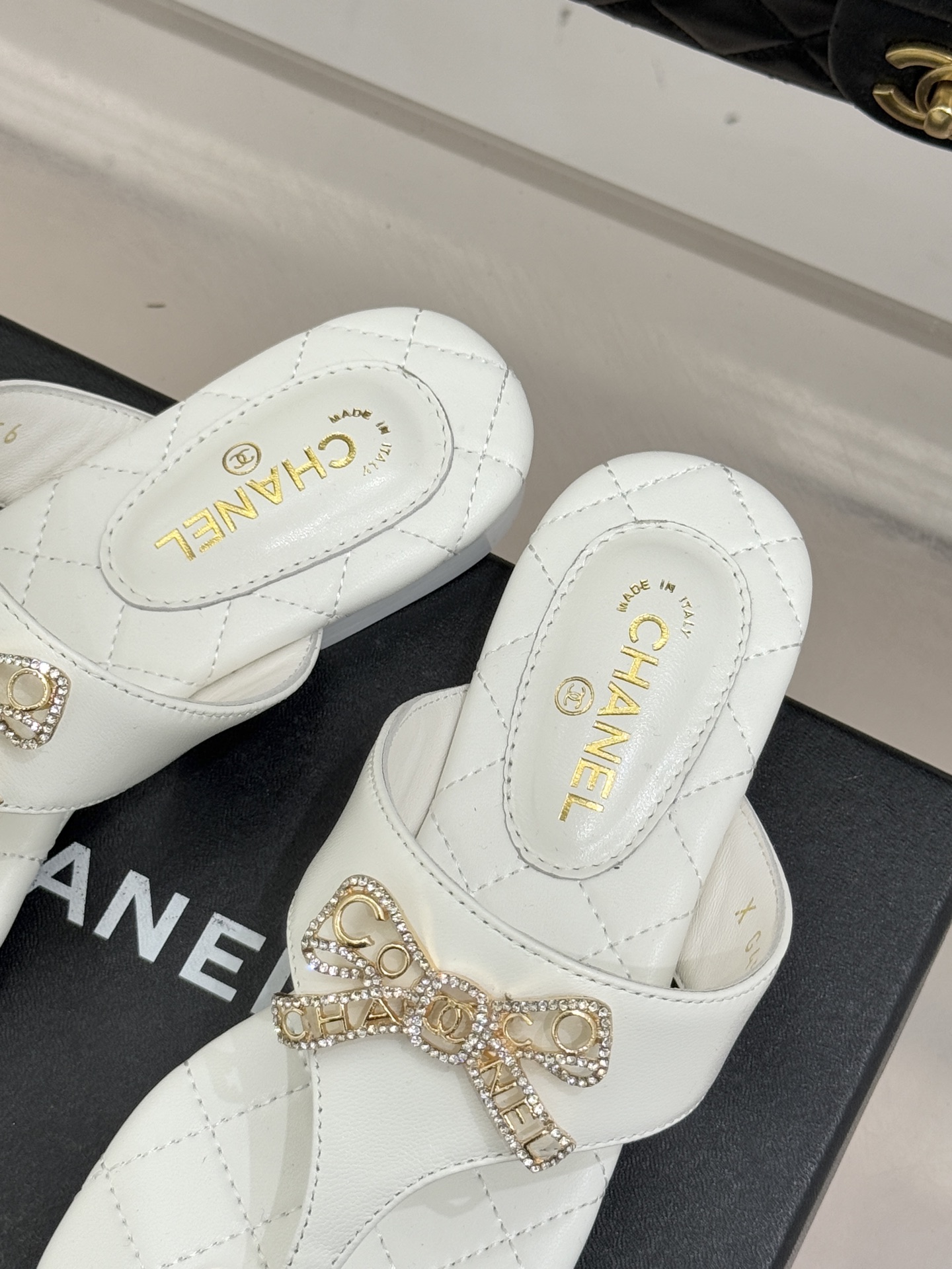 CHANE*｜小香经典水钻双C蝴蝶结平底夹脚人字拖鞋当经典水钻双C遇上灵动金属蝴蝶结这双拖鞋便成了优雅与