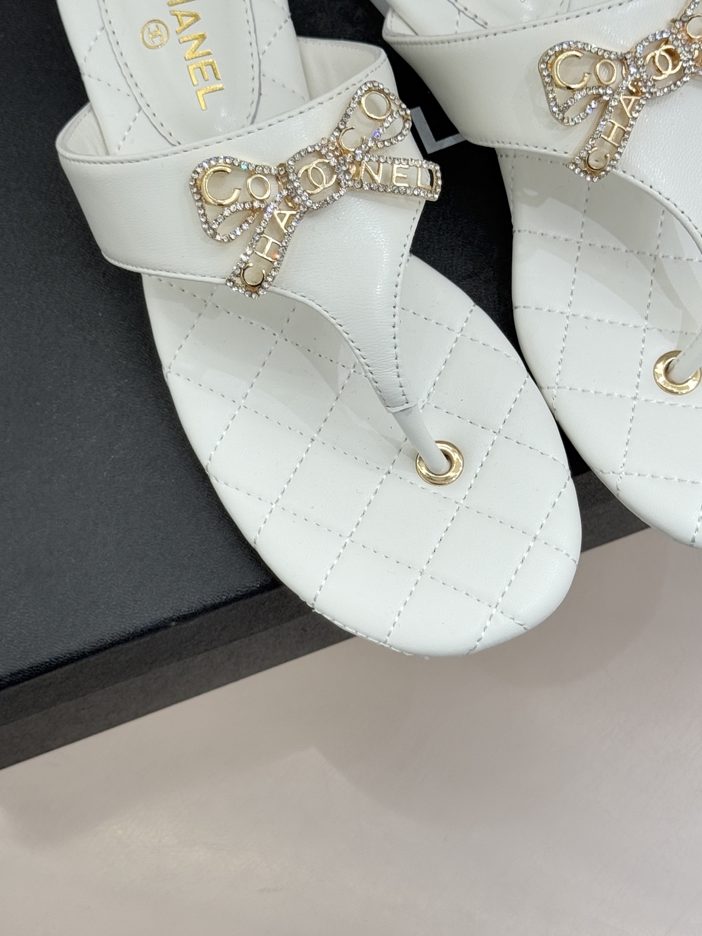 CHANE*｜小香经典水钻双C蝴蝶结平底夹脚人字拖鞋当经典水钻双C遇上灵动金属蝴蝶结这双拖鞋便成了优雅与