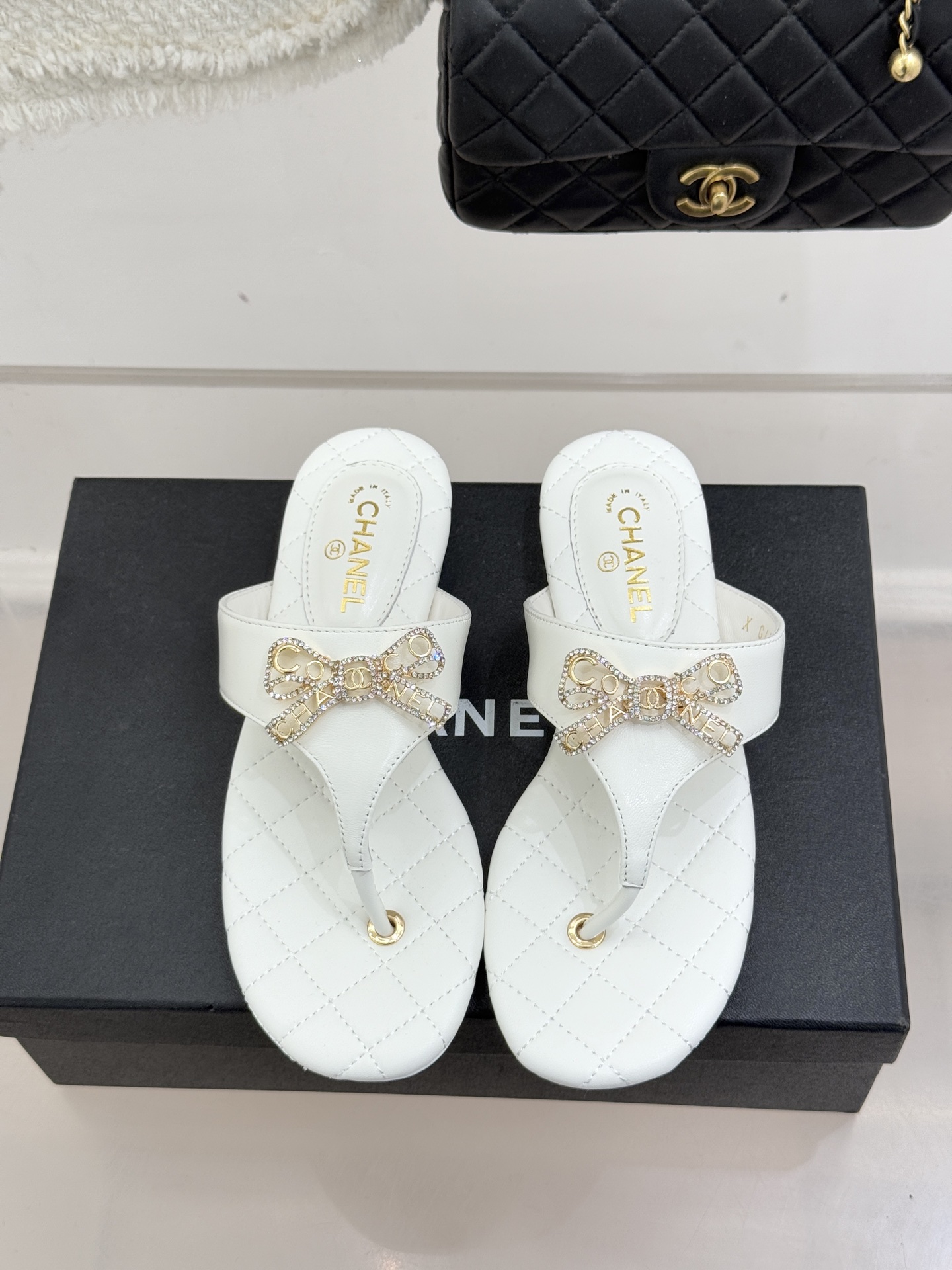 CHANE*｜小香经典水钻双C蝴蝶结平底夹脚人字拖鞋当经典水钻双C遇上灵动金属蝴蝶结这双拖鞋便成了优雅与