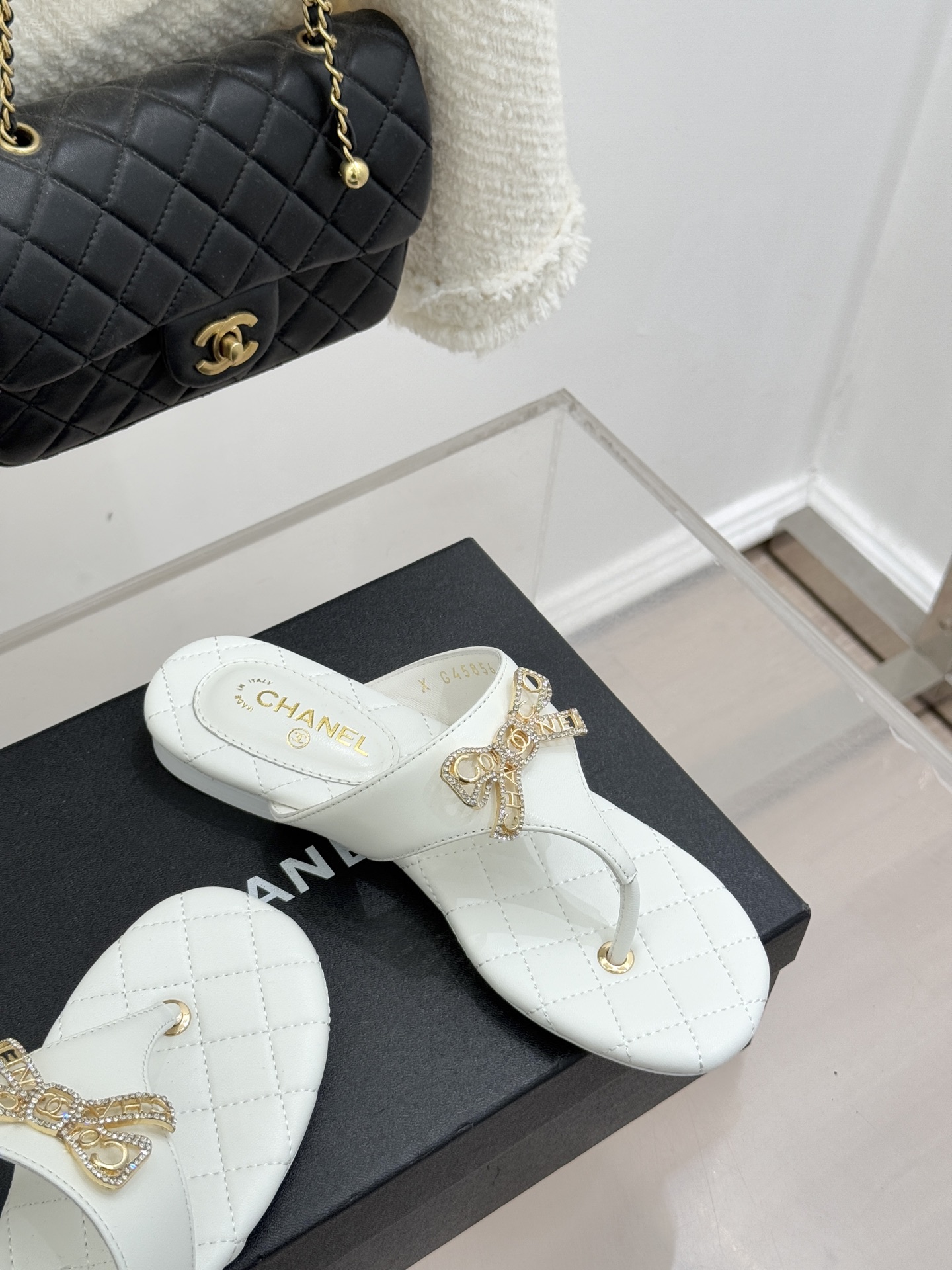 CHANE*｜小香经典水钻双C蝴蝶结平底夹脚人字拖鞋当经典水钻双C遇上灵动金属蝴蝶结这双拖鞋便成了优雅与