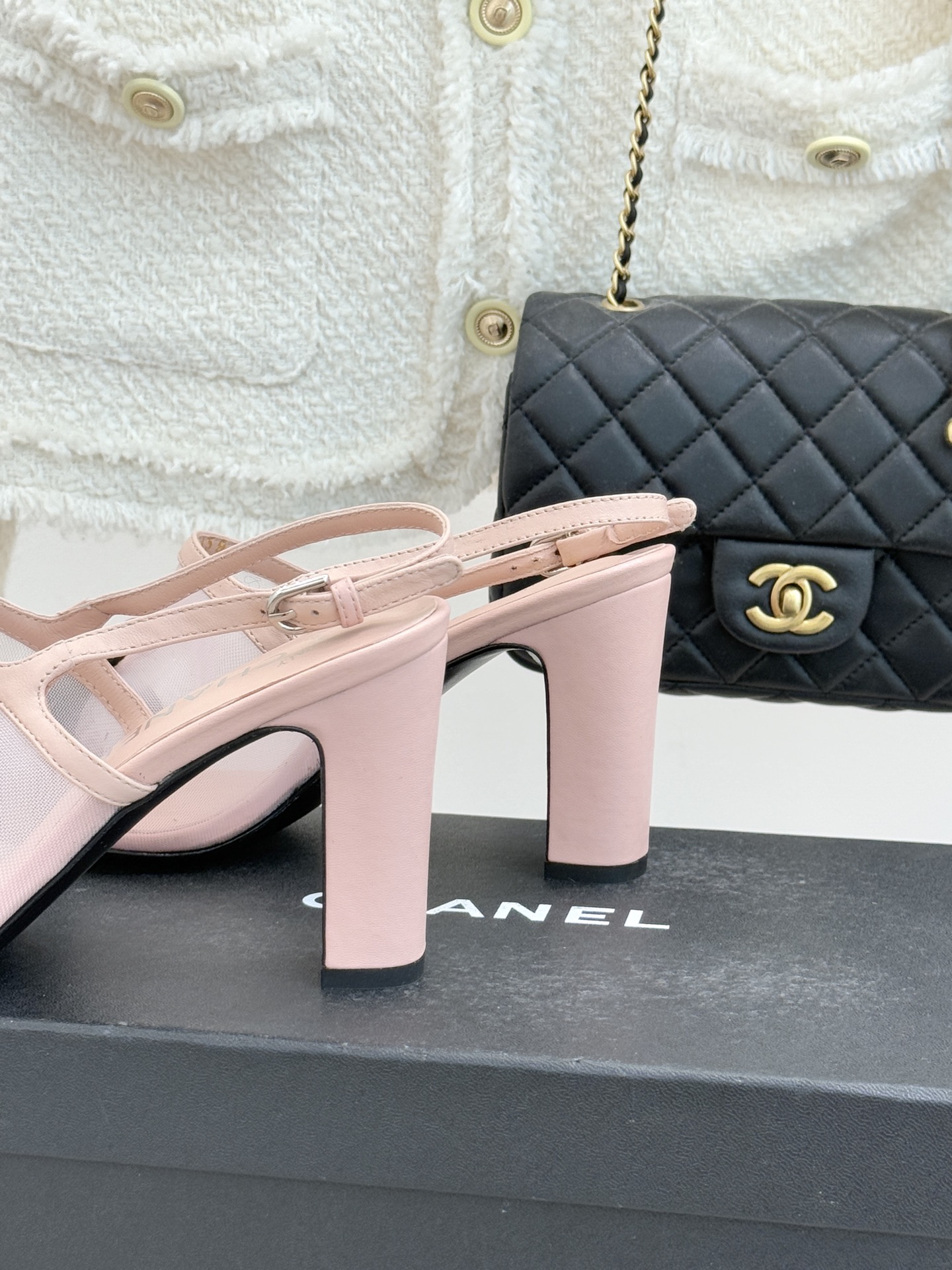 CHANE*｜小香26C新品网纱双C蝴蝶结凉鞋当小香经典符号邂逅26C夏日灵感这双凉鞋便成了奢雅与实穿的