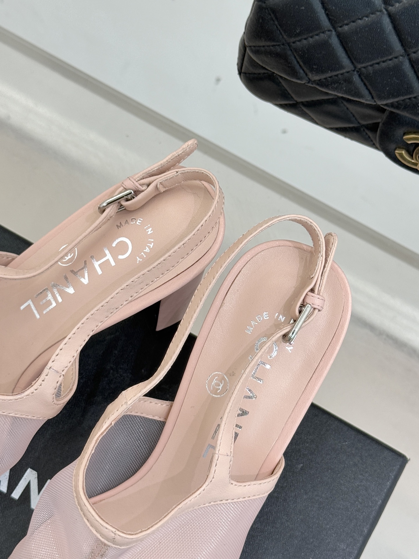 CHANE*｜小香26C新品网纱双C蝴蝶结凉鞋当小香经典符号邂逅26C夏日灵感这双凉鞋便成了奢雅与实穿的