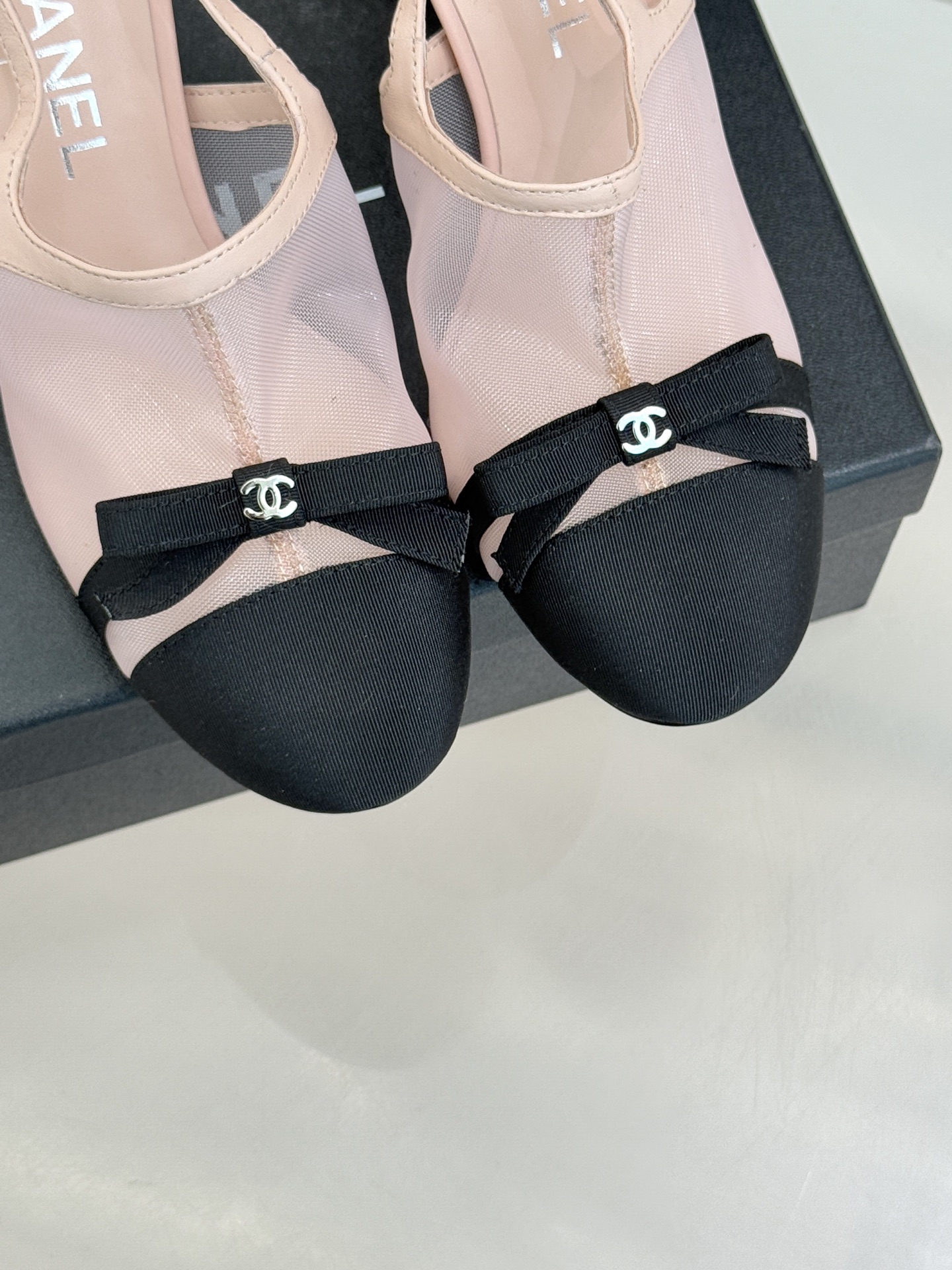 CHANE*｜小香26C新品网纱双C蝴蝶结凉鞋当小香经典符号邂逅26C夏日灵感这双凉鞋便成了奢雅与实穿的