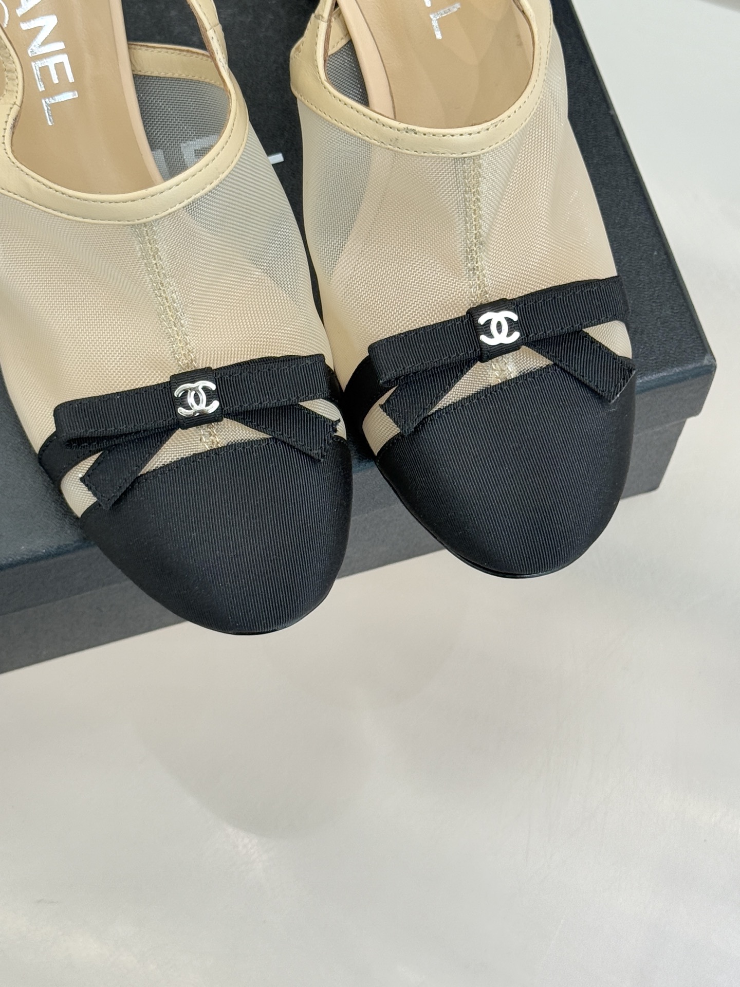 CHANE*｜小香26C新品网纱双C蝴蝶结凉鞋当小香经典符号邂逅26C夏日灵感这双凉鞋便成了奢雅与实穿的