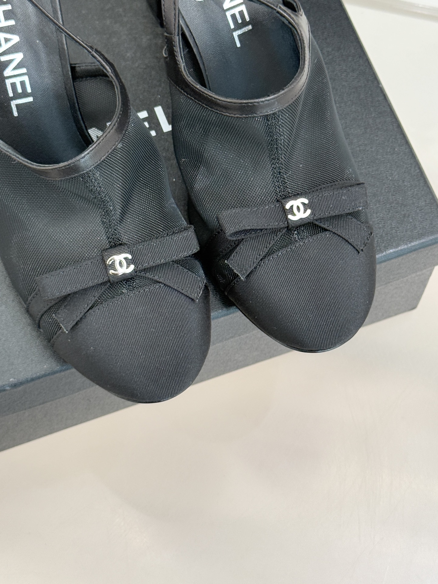 CHANE*｜小香26C新品网纱双C蝴蝶结凉鞋当小香经典符号邂逅26C夏日灵感这双凉鞋便成了奢雅与实穿的