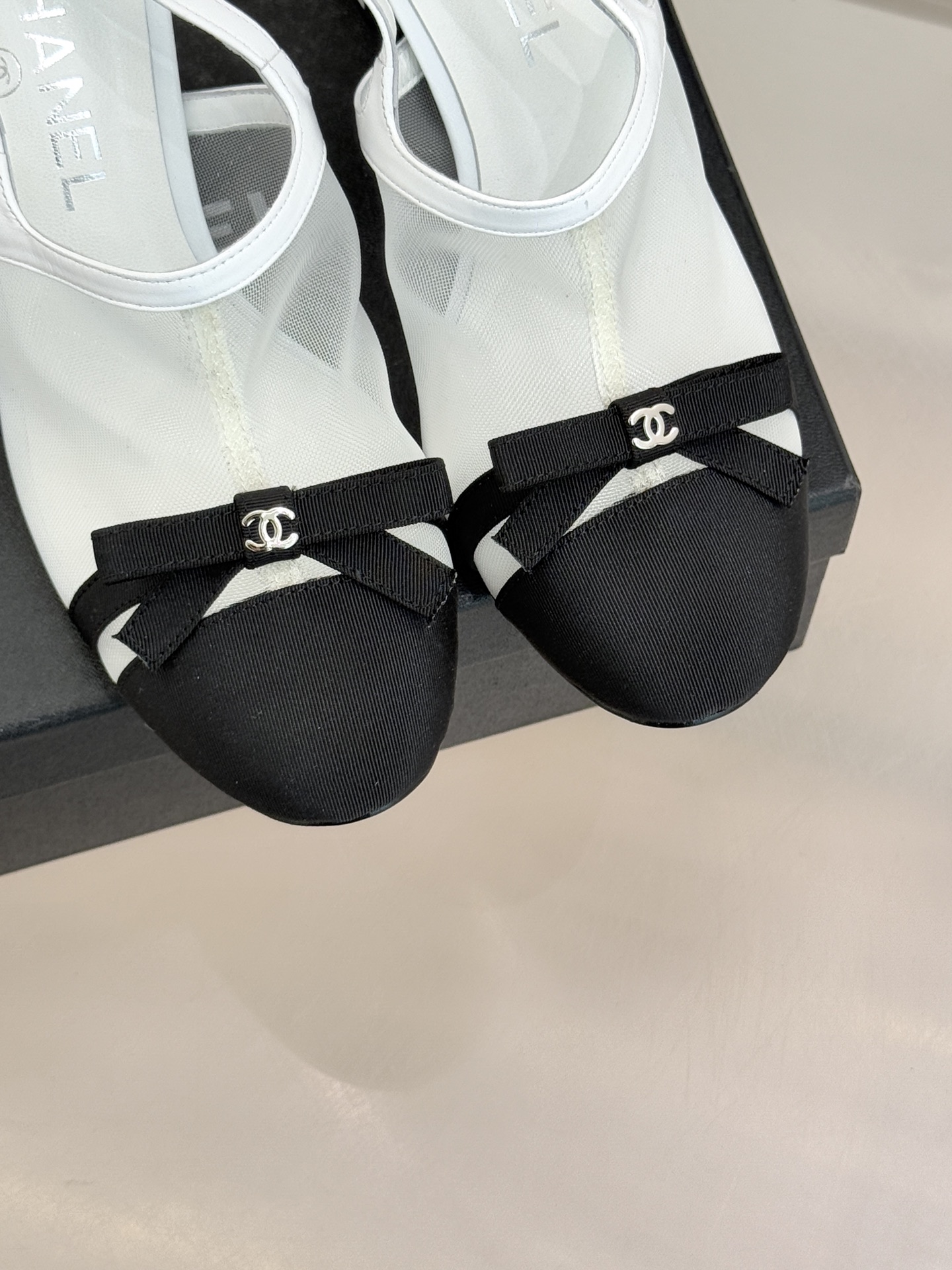 CHANE*｜小香26C新品网纱双C蝴蝶结凉鞋当小香经典符号邂逅26C夏日灵感这双凉鞋便成了奢雅与实穿的