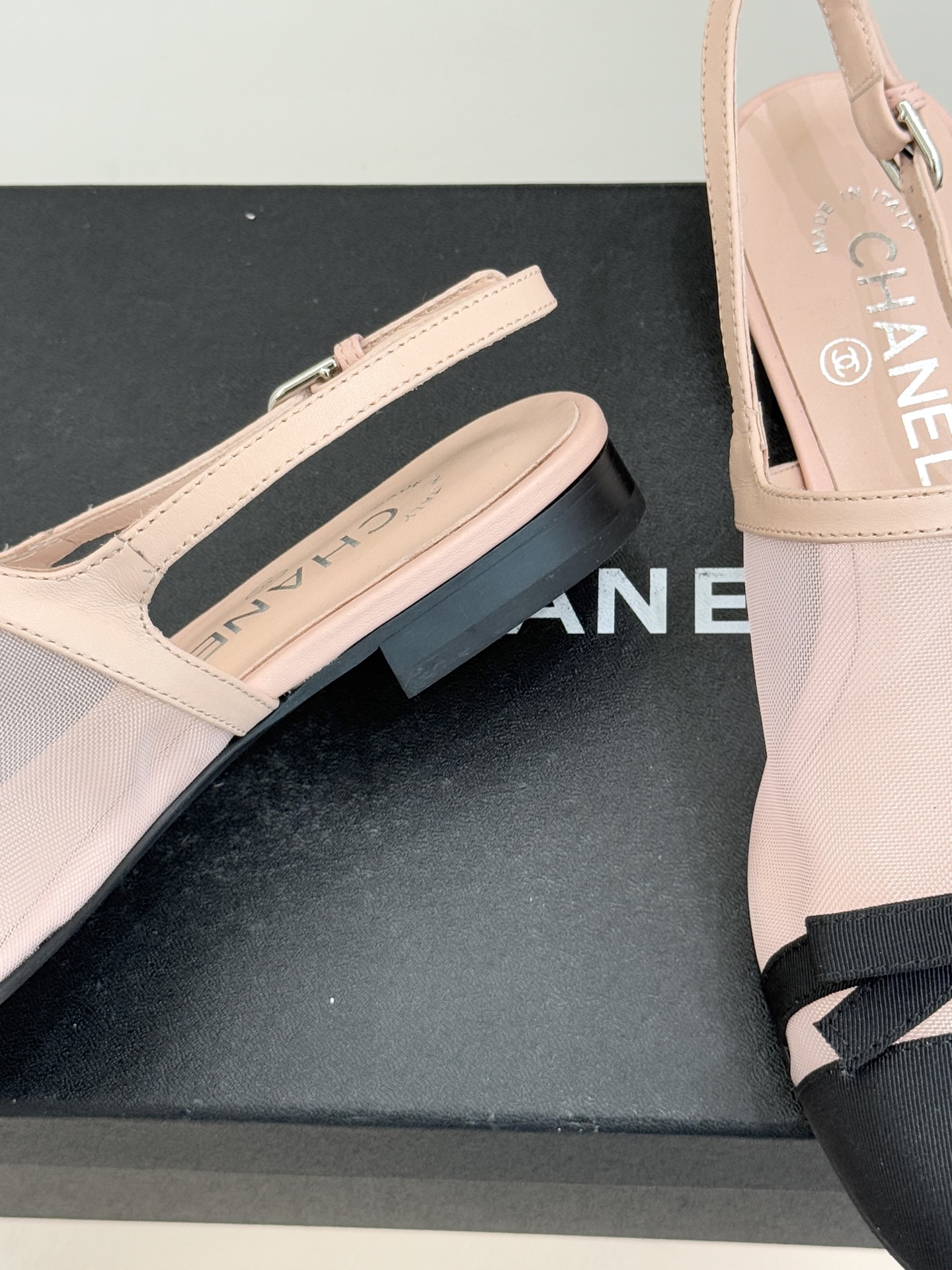 CHANE*｜小香26C新品网纱双C蝴蝶结凉鞋当小香经典符号邂逅26C夏日灵感这双凉鞋便成了奢雅与实穿的