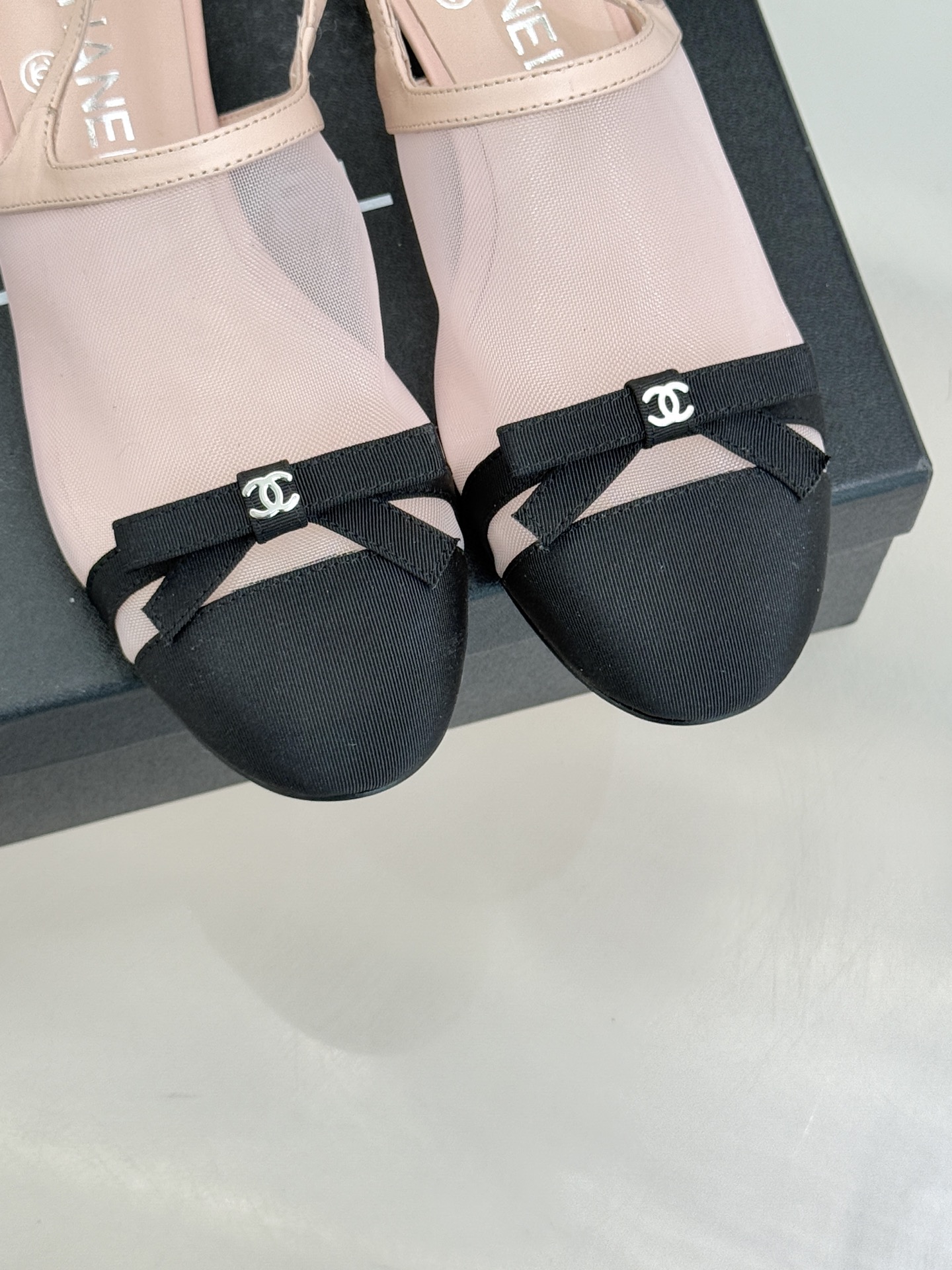 CHANE*｜小香26C新品网纱双C蝴蝶结凉鞋当小香经典符号邂逅26C夏日灵感这双凉鞋便成了奢雅与实穿的