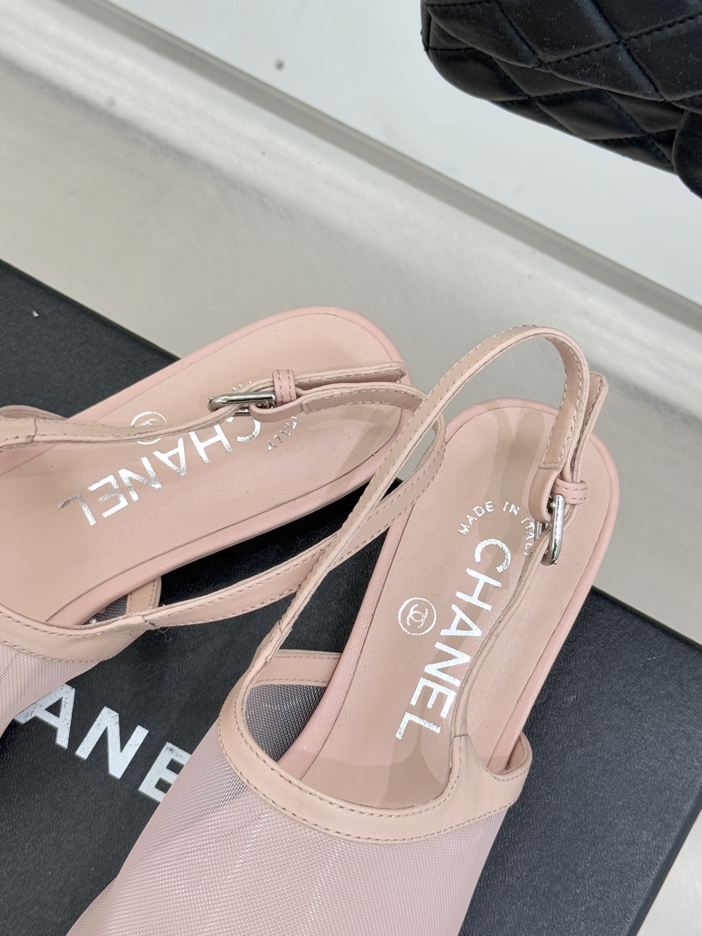 CHANE*｜小香26C新品网纱双C蝴蝶结凉鞋当小香经典符号邂逅26C夏日灵感这双凉鞋便成了奢雅与实穿的