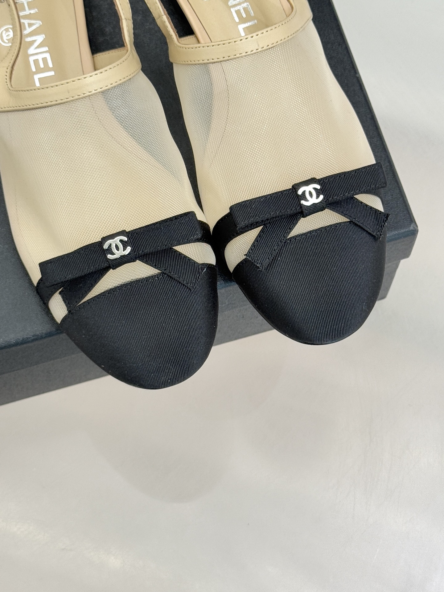 CHANE*｜小香26C新品网纱双C蝴蝶结凉鞋当小香经典符号邂逅26C夏日灵感这双凉鞋便成了奢雅与实穿的