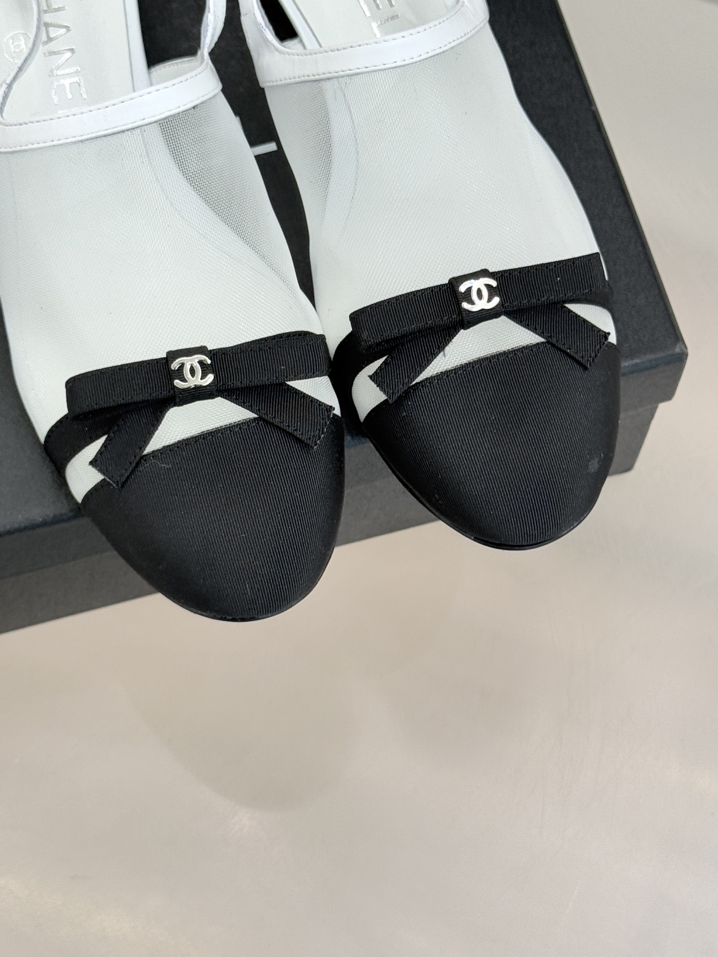 CHANE*｜小香26C新品网纱双C蝴蝶结凉鞋当小香经典符号邂逅26C夏日灵感这双凉鞋便成了奢雅与实穿的