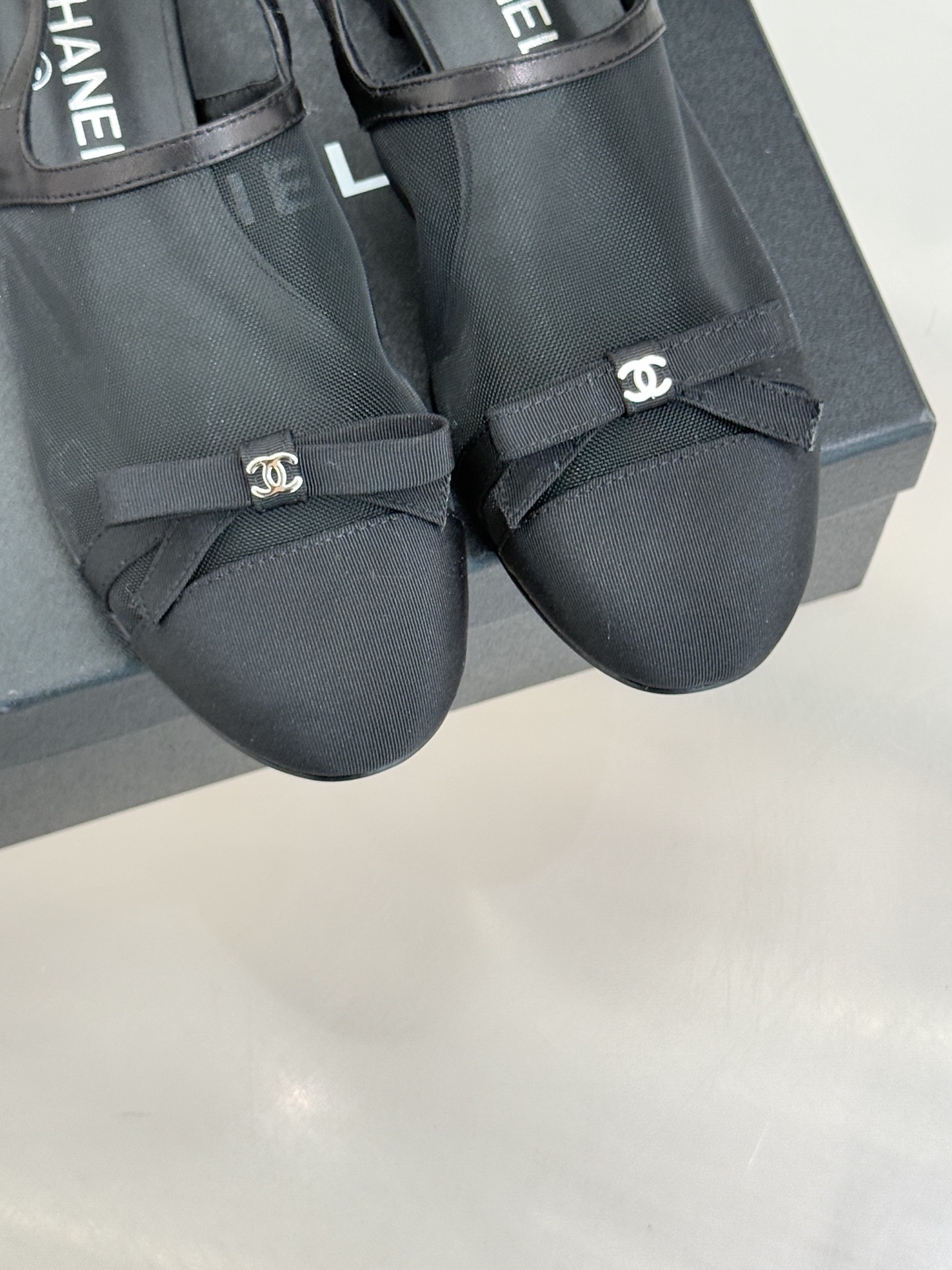 CHANE*｜小香26C新品网纱双C蝴蝶结凉鞋当小香经典符号邂逅26C夏日灵感这双凉鞋便成了奢雅与实穿的