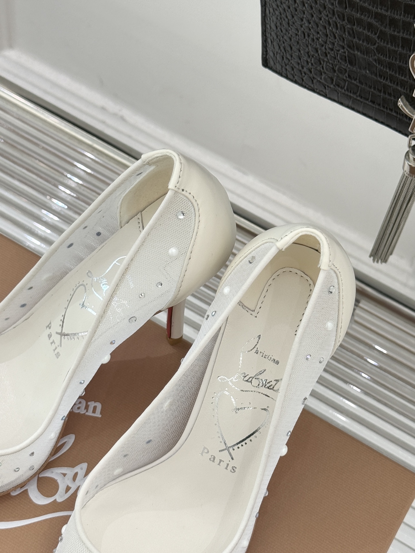 Christian Louboutin26WF新品网纱水钻尖头高跟鞋以轻透网纱邂逅璀璨水钻将法式性感与奢