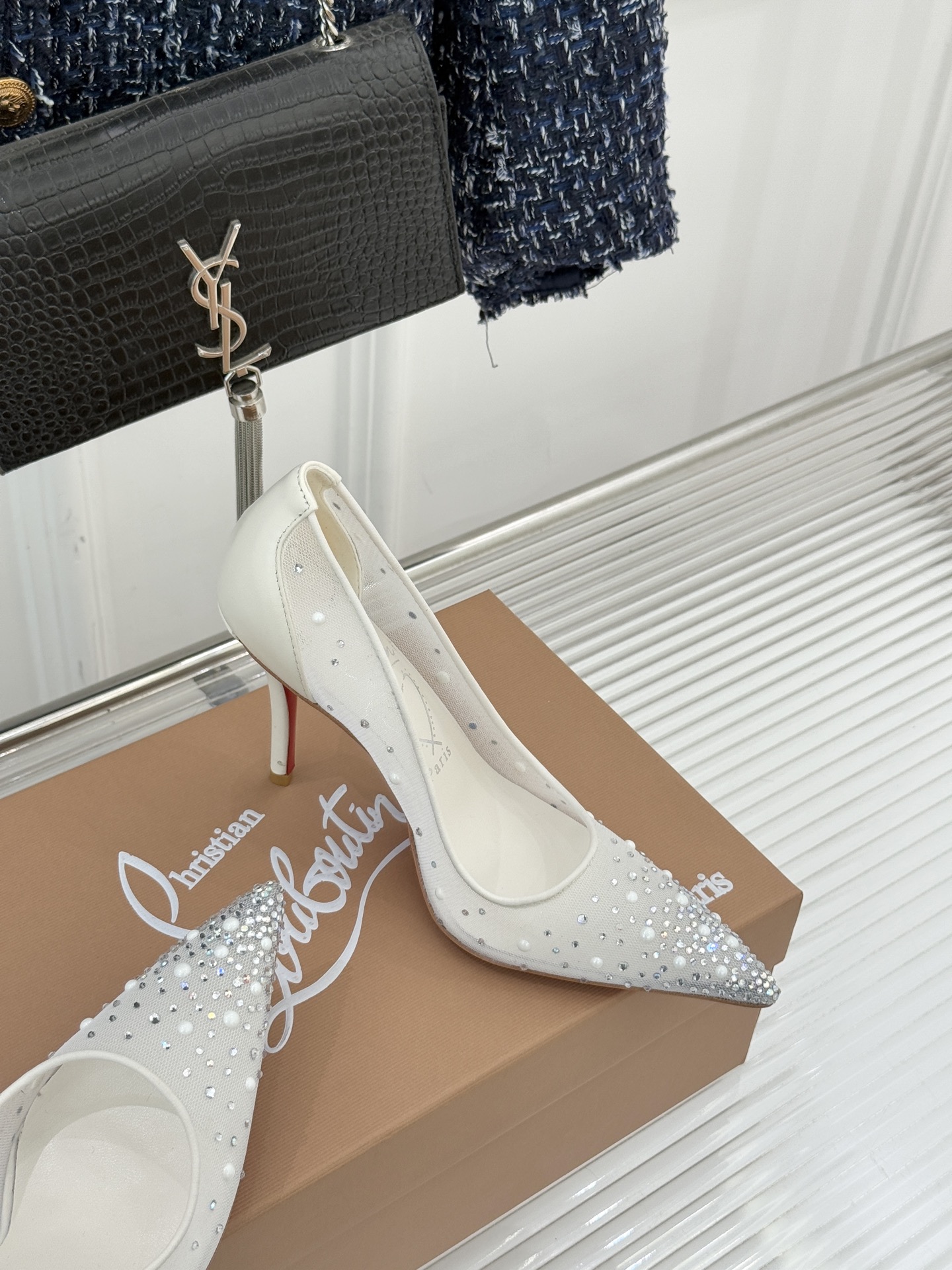 Christian Louboutin26WF新品网纱水钻尖头高跟鞋以轻透网纱邂逅璀璨水钻将法式性感与奢