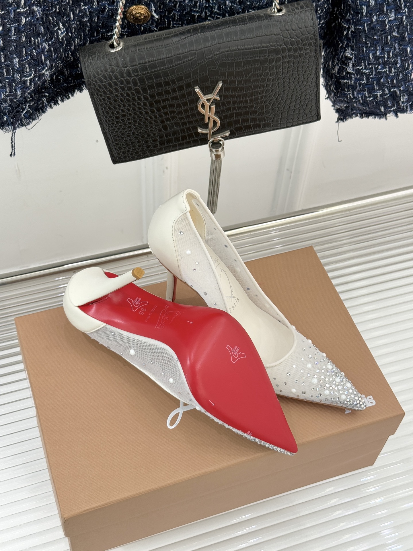 Christian Louboutin26WF新品网纱水钻尖头高跟鞋以轻透网纱邂逅璀璨水钻将法式性感与奢